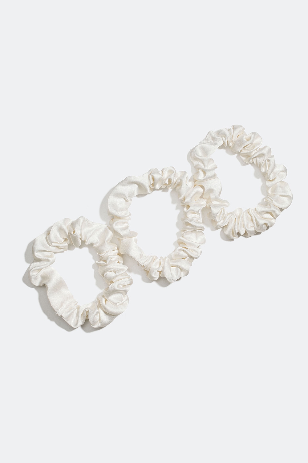 Valkoiset, kiiltäväpintaiset scrunchiet, 3 kpl/pakk. ryhmässä Hiustuotteet / Scrunchie-hiusdonitsit / Monipakkaus @ Glitter (332000673100)