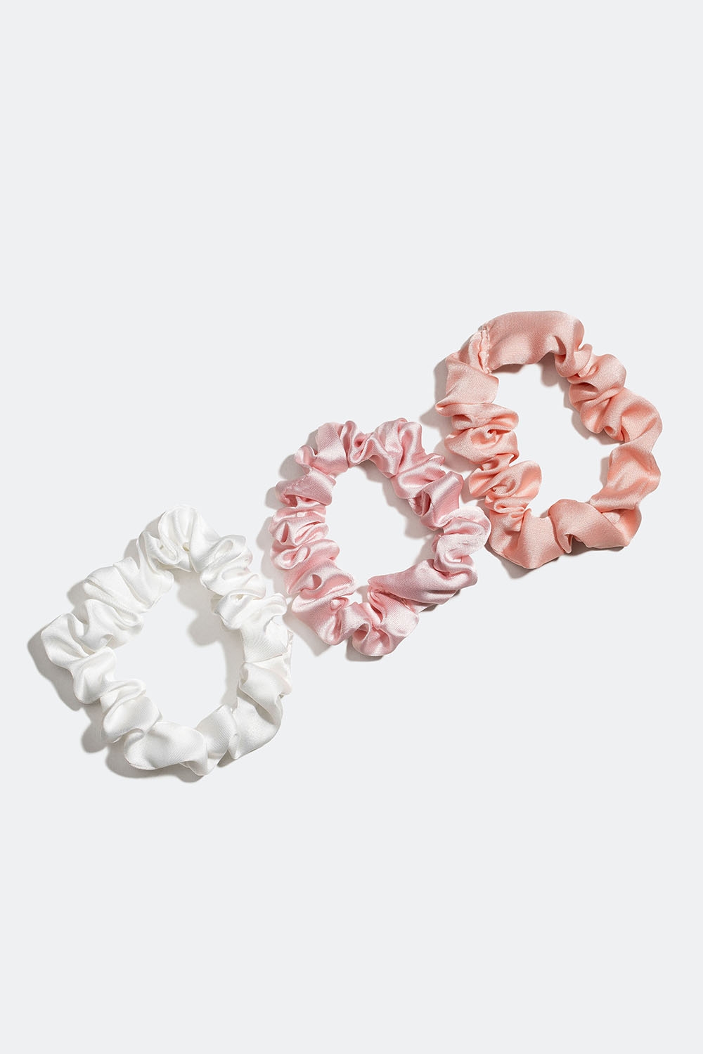 Vaaleanpunaiset ja valkoiset kiiltäväpintaiset scrunchiet, 3 kpl/pakk. ryhmässä Hiustuotteet / Scrunchie-hiusdonitsit / Monipakkaus @ Glitter (332000675400)