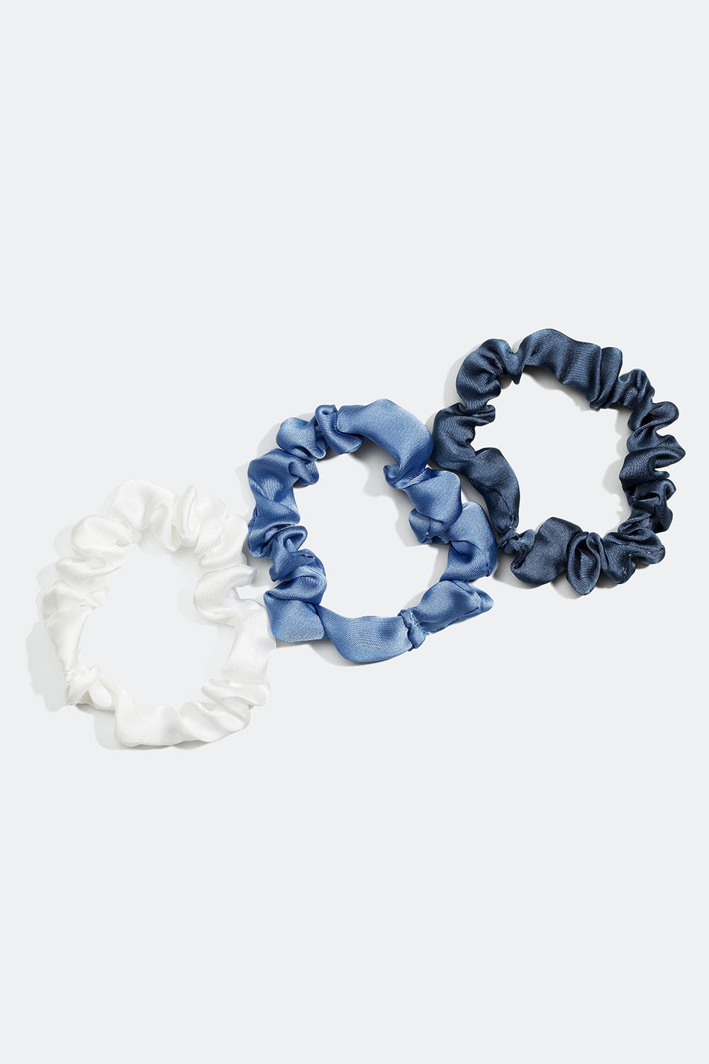 Siniset ja valkoiset kiiltäväpintaiset scrunchiet, 3 kpl/pakk. ryhmässä Hiustuotteet / Scrunchie-hiusdonitsit / Monipakkaus @ Glitter (332000677400)