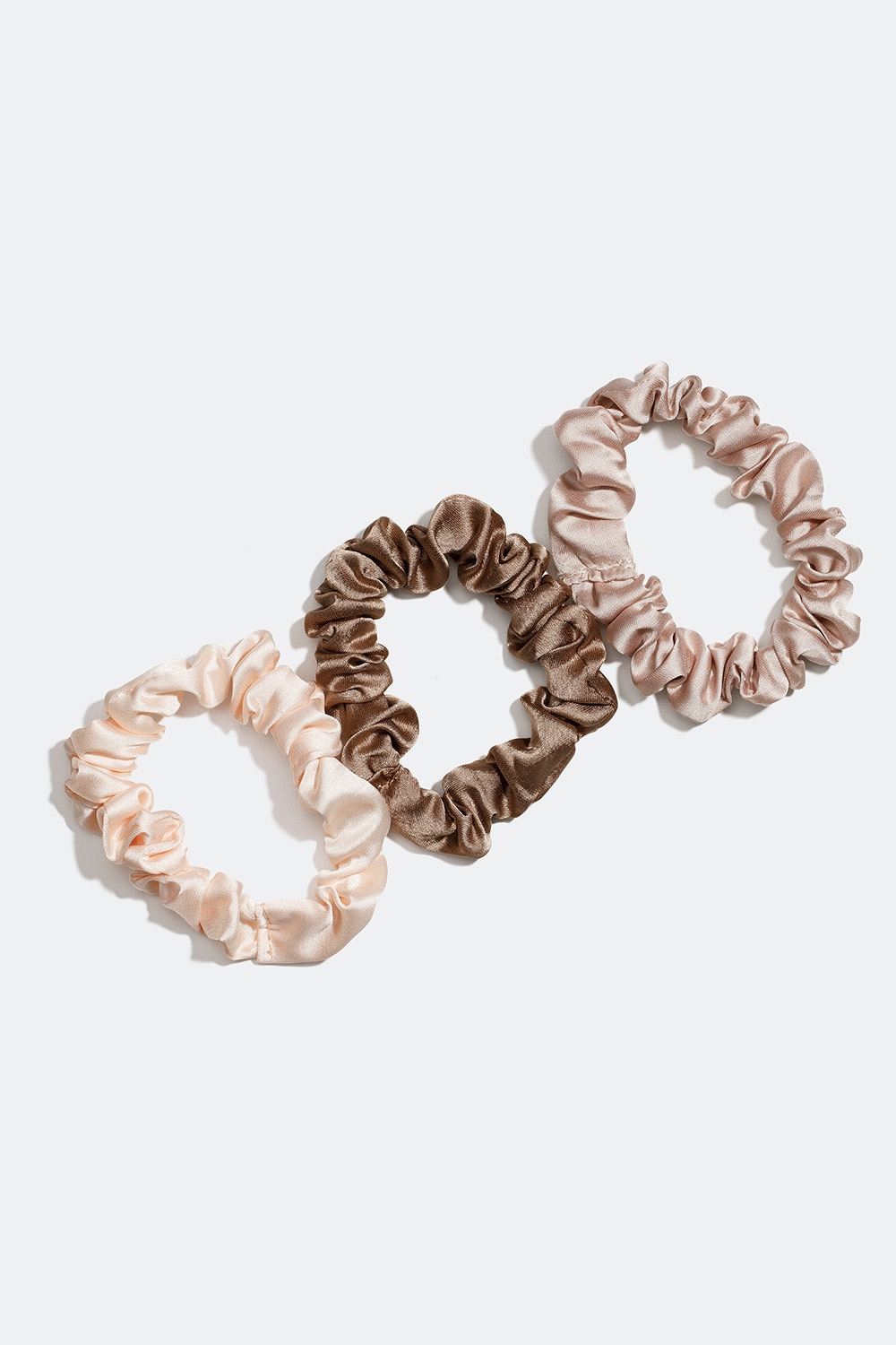 Beigenväriset ja vaaleanpunaiset, kiiltäväpintaiset scrunchiet, 3 kpl/pakk. ryhmässä Hiustuotteet / Scrunchie-hiusdonitsit / Monipakkaus @ Glitter (332000678300)