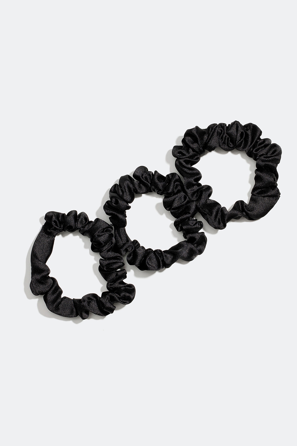 Mustat, kiiltäväpintaiset scrunchiet, 3 kpl/pakk. ryhmässä Hiustuotteet / Scrunchie-hiusdonitsit / Monipakkaus @ Glitter (332000679000)