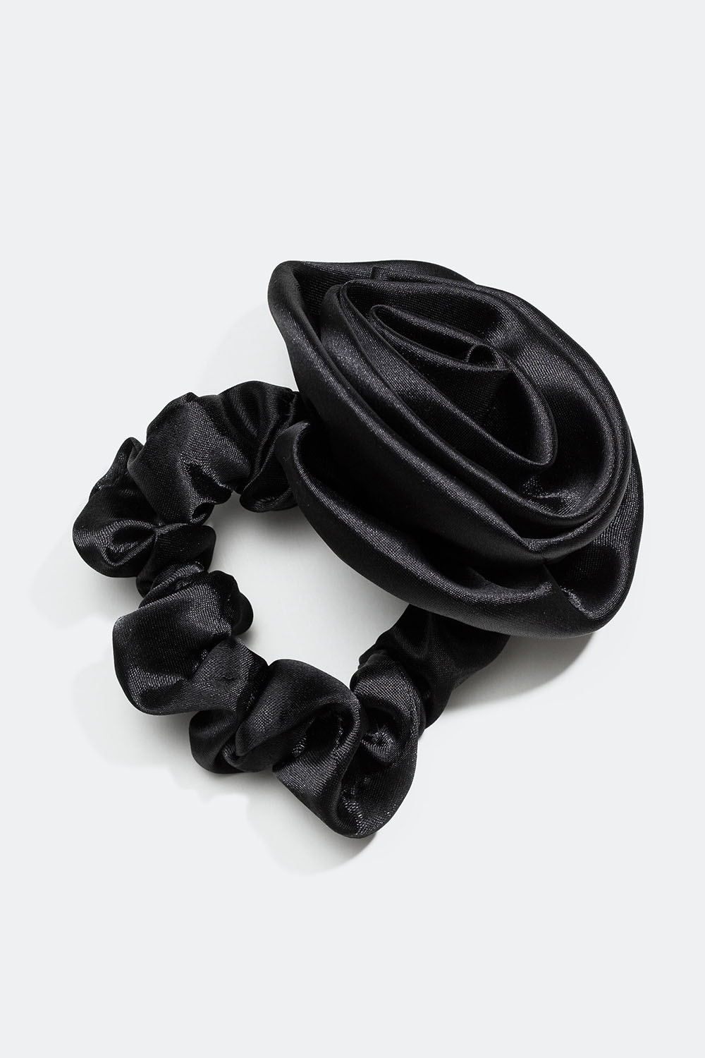 Musta silkkijäljitelmästä valmistettu hiusdonitsi ruusukoristeella ryhmässä Hiustuotteet / Scrunchie-hiusdonitsit @ Glitter (332000689000)