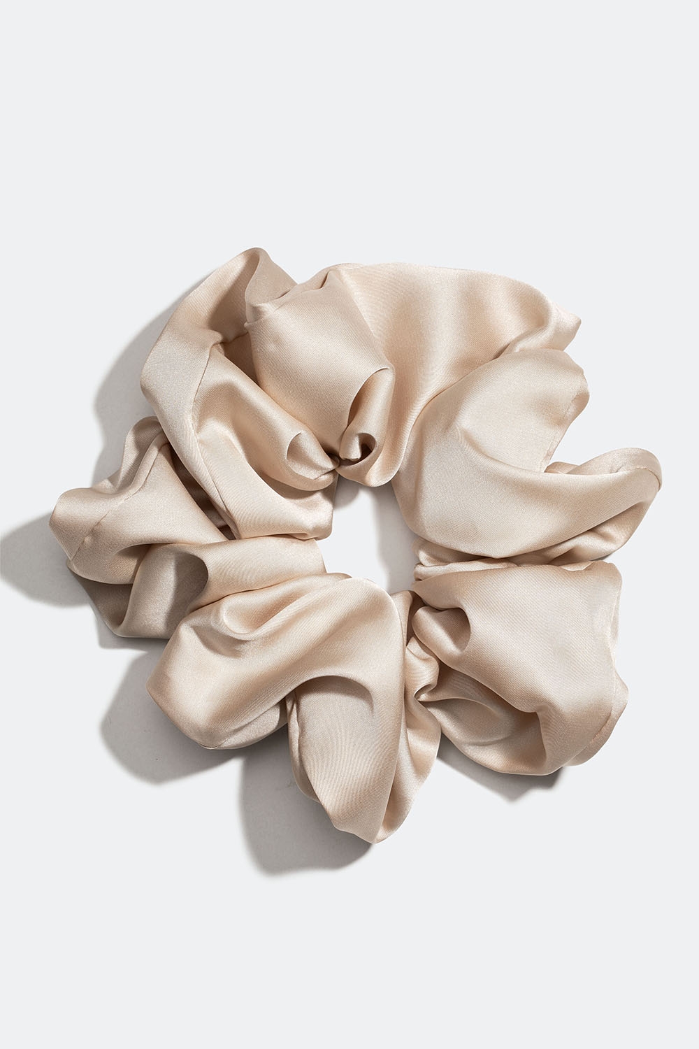 Iso beige hiusdonitsi ryhmässä Hiustuotteet / Scrunchie-hiusdonitsit @ Glitter (332000718300)