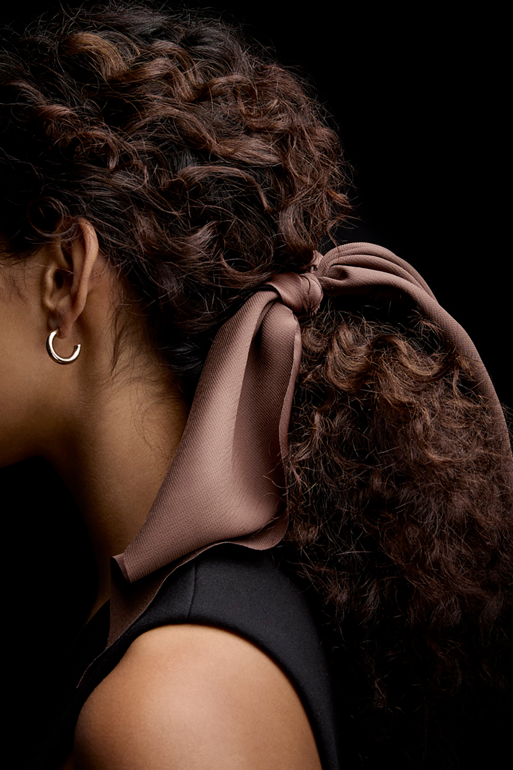 Ruskea huividonitsi ryhmässä Hiustuotteet / Scrunchie-hiusdonitsit / Scrunchiet huivikuvioilla @ Glitter (332000798200)