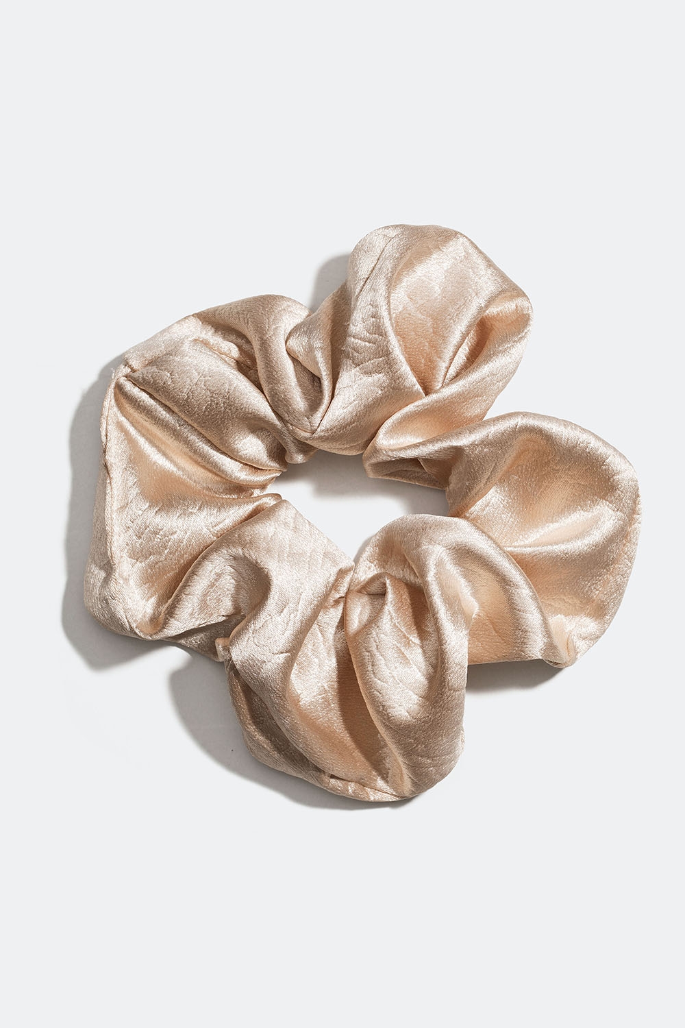 Beige kiiltävä hiusdonitsi ryhmässä Hiustuotteet / Scrunchie-hiusdonitsit @ Glitter (332000818300)