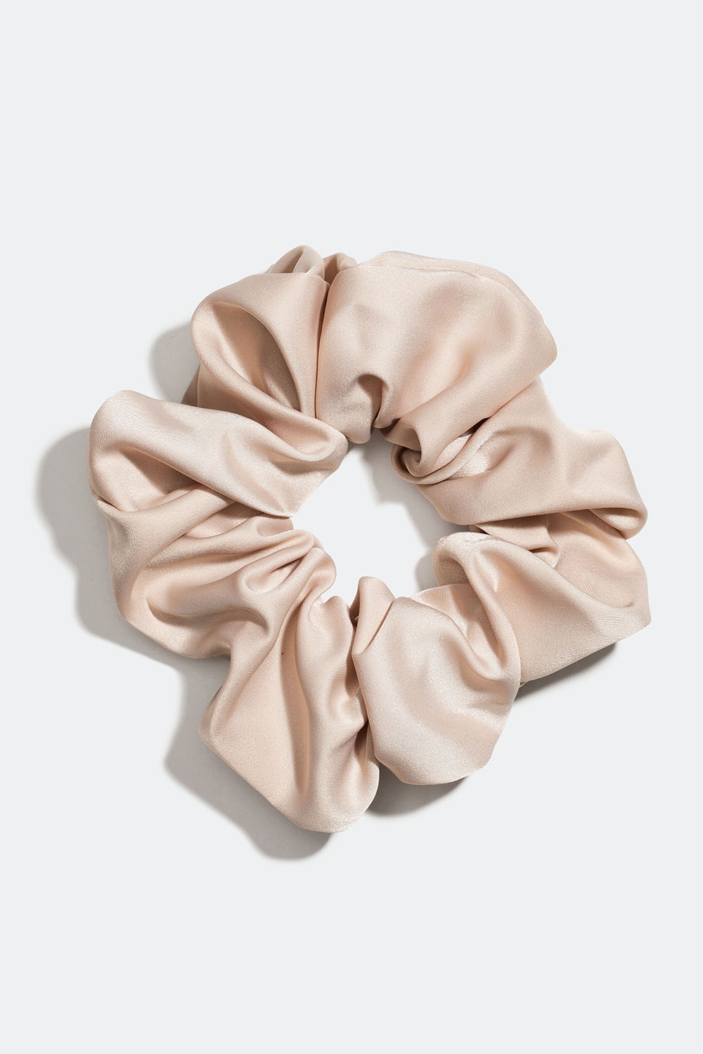 Beige hiusdonitsi keinosilkkiä ryhmässä Hiustuotteet / Scrunchie-hiusdonitsit @ Glitter (332000828300)