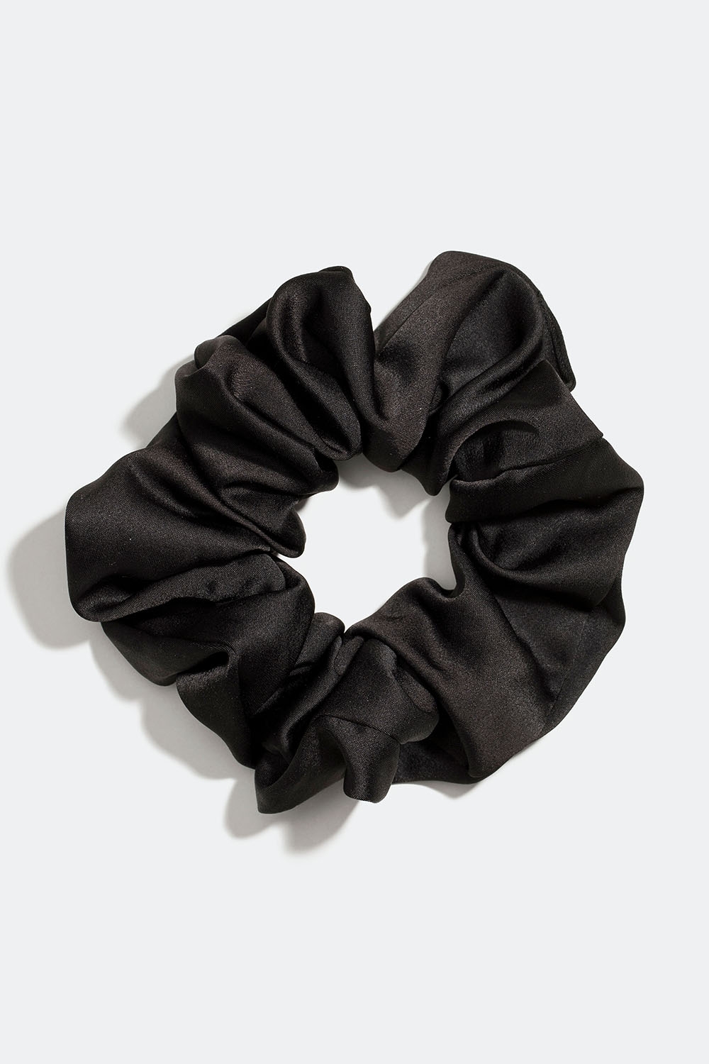 Musta hiusdonitsi keinosilkkiä ryhmässä Hiustuotteet / Scrunchie-hiusdonitsit @ Glitter (332000829000)