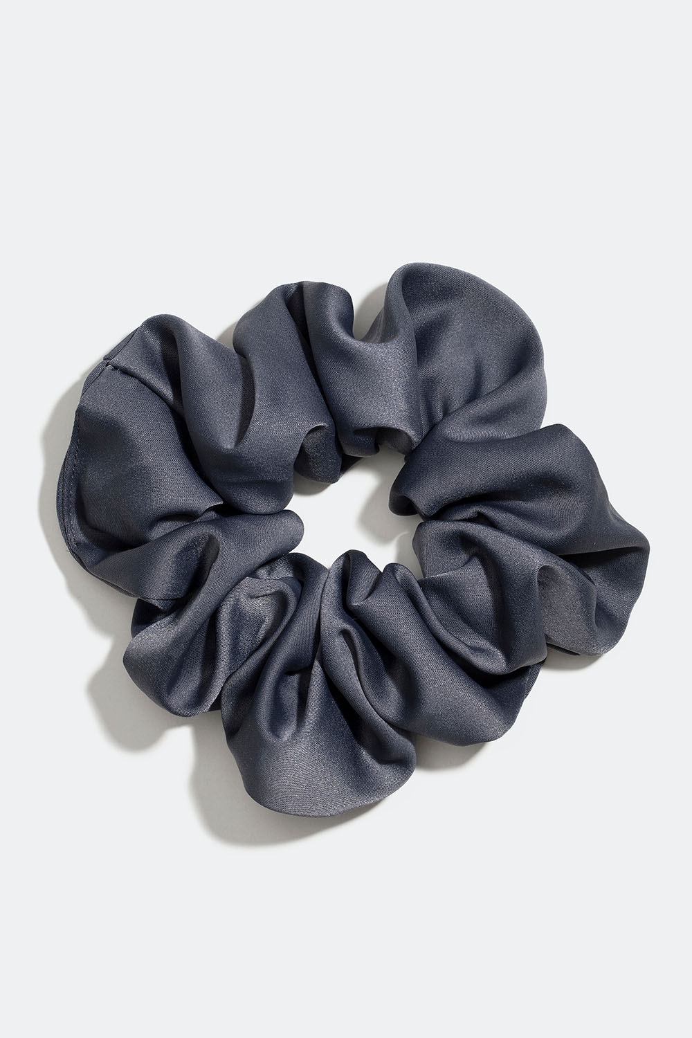 Harmaa hiusdonitsi keinosilkkiä ryhmässä Hiustuotteet / Scrunchie-hiusdonitsit @ Glitter (332000829500)