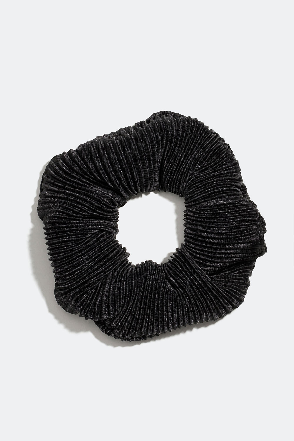 Musta hiusdonitsi pliseerattua keinosilkkiä ryhmässä Hiustuotteet / Scrunchie-hiusdonitsit @ Glitter (332000839000)