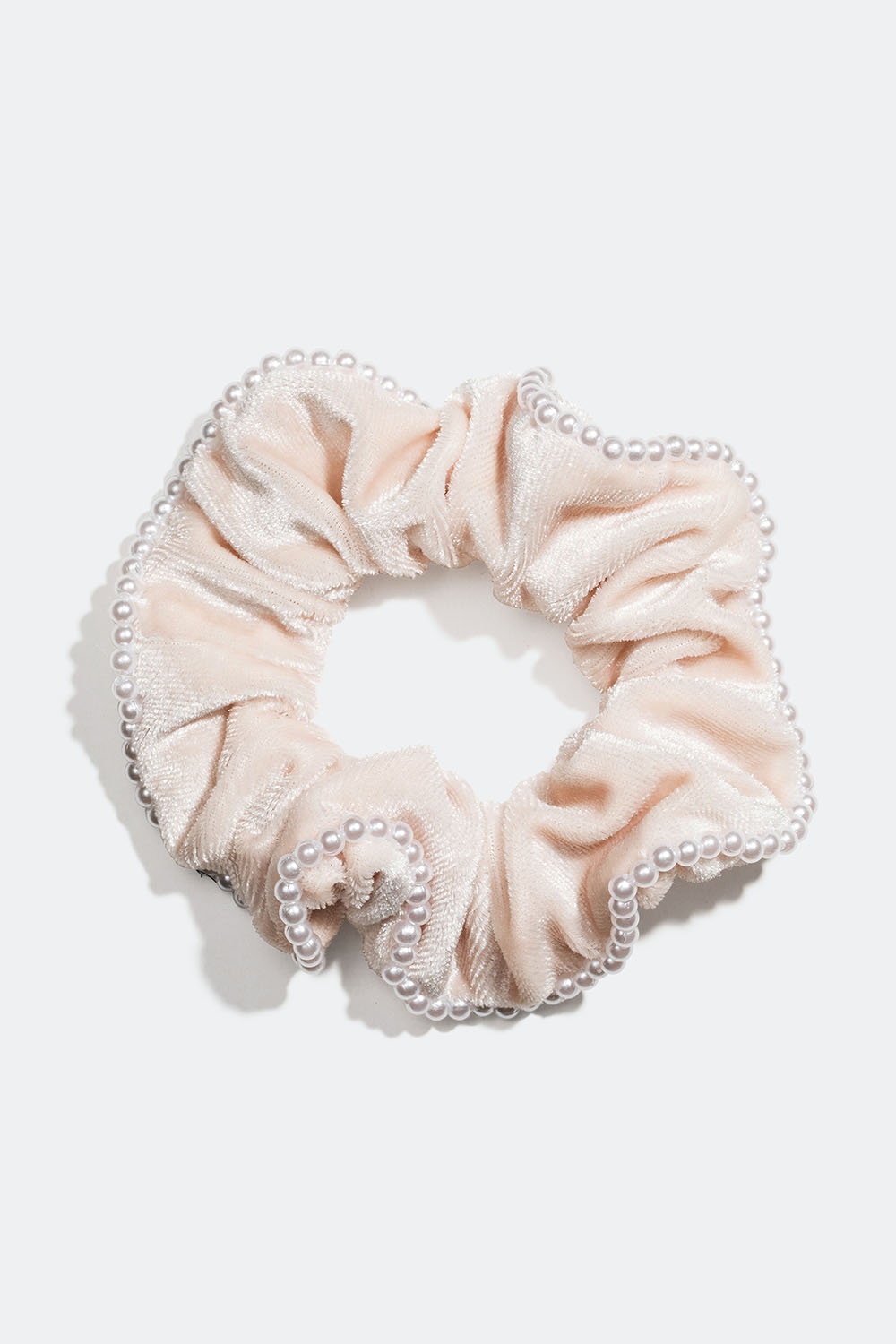 Beige hiusdonitsi keinosamettia valkoisilla helmillä ryhmässä Hiustuotteet / Scrunchie-hiusdonitsit @ Glitter (332000848300)