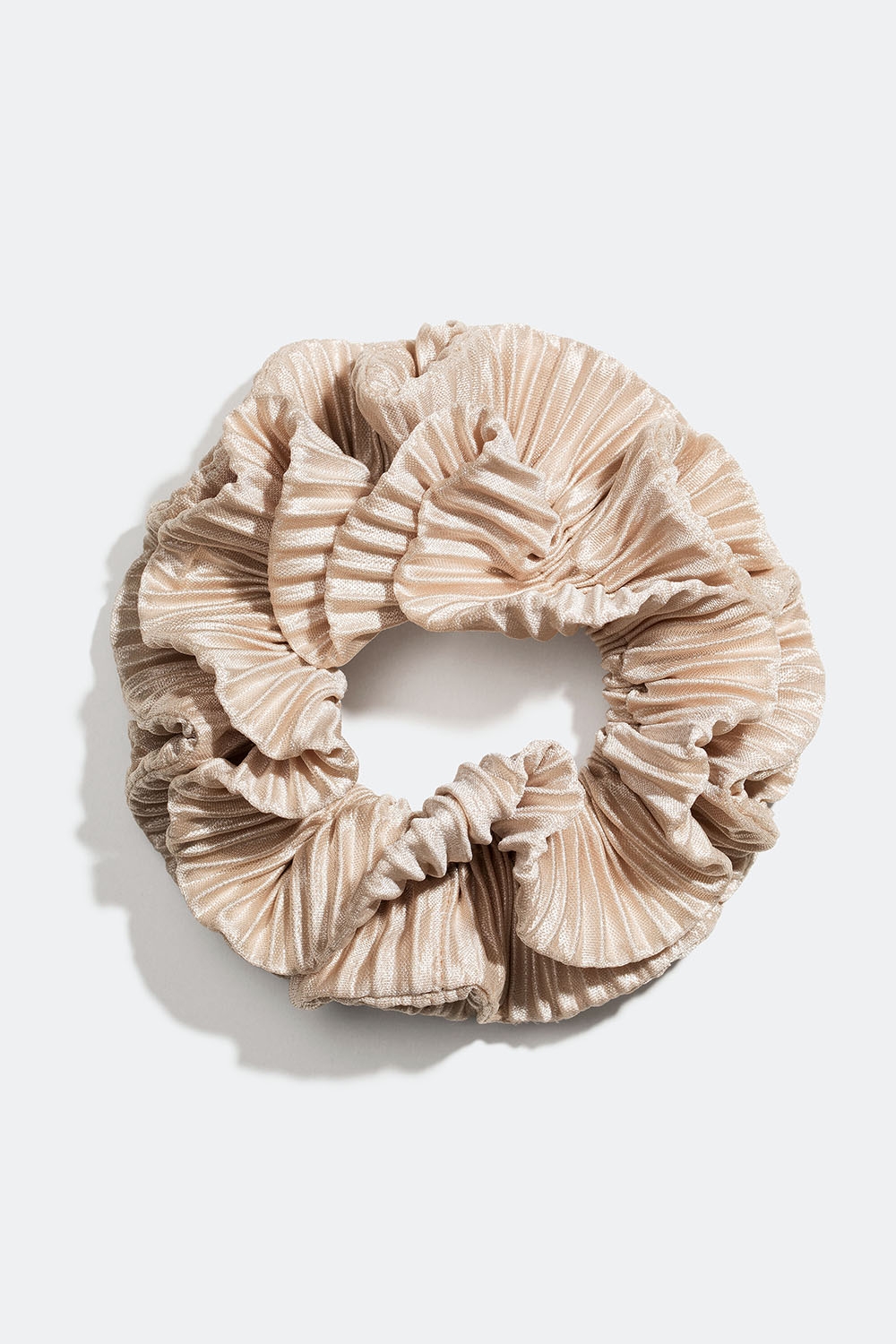 Beige röyhelöinen hiusdonitsi pliseerattua keinosilkkiä ryhmässä Hiustuotteet / Scrunchie-hiusdonitsit @ Glitter (332000858300)