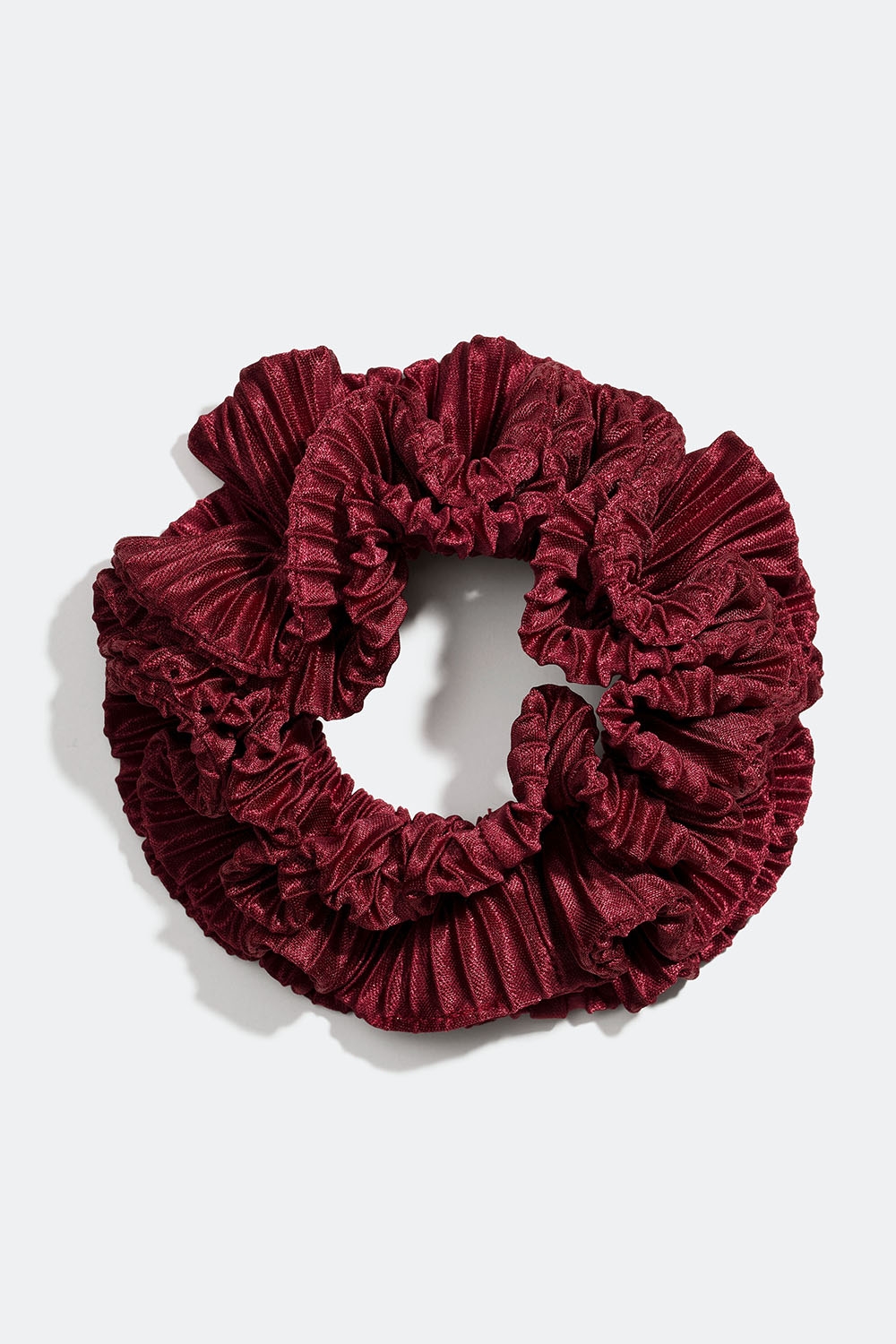 Tummanpunainen röyhelöinen hiusdonitsi pliseerattua keinosilkkiä ryhmässä Hiustuotteet / Scrunchie-hiusdonitsit @ Glitter (332000866300)