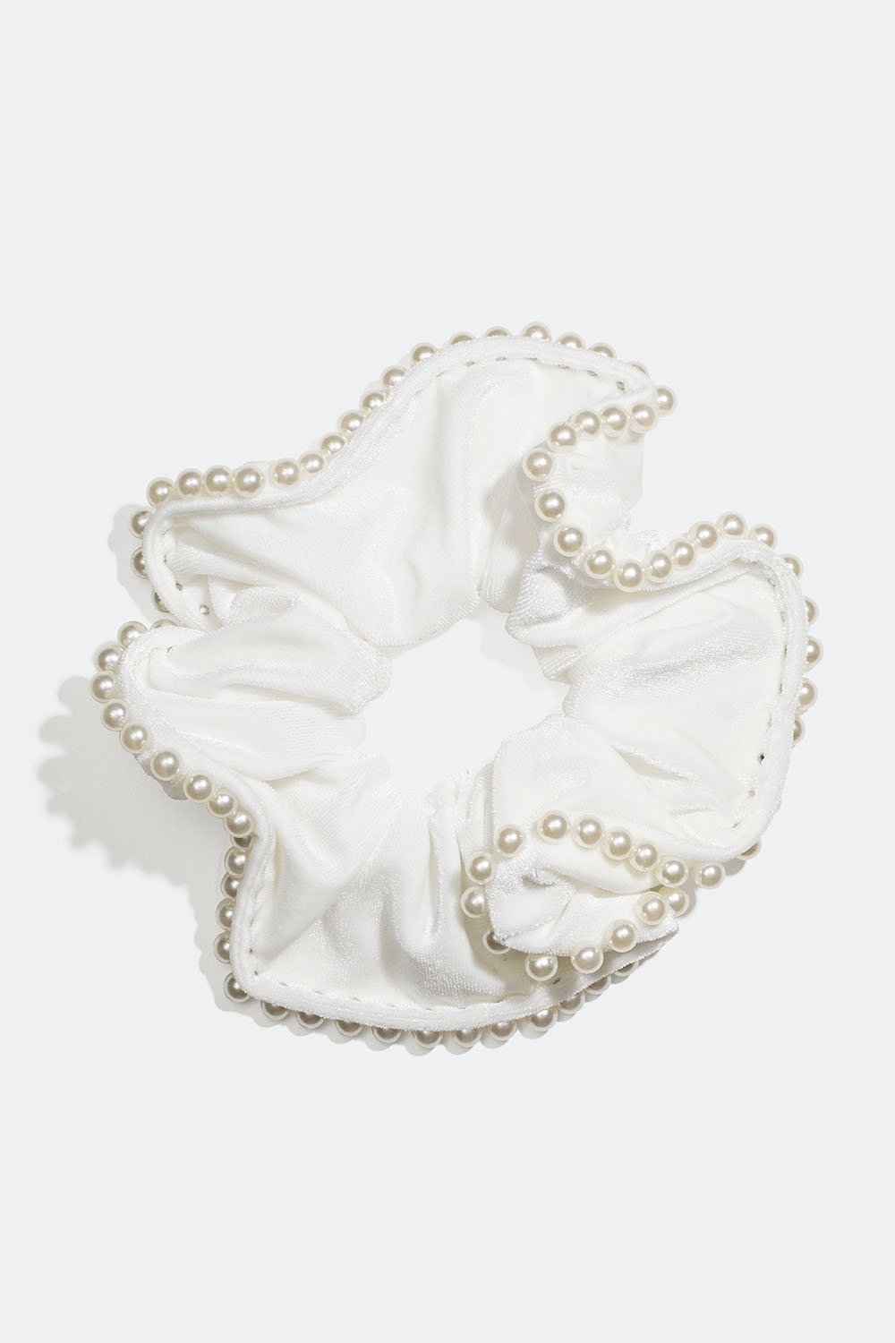 Suuri valkoinen hiusdonitsi keinosamettia valkoisilla helmillä ryhmässä Hiustuotteet / Scrunchie-hiusdonitsit @ Glitter (332000888300)