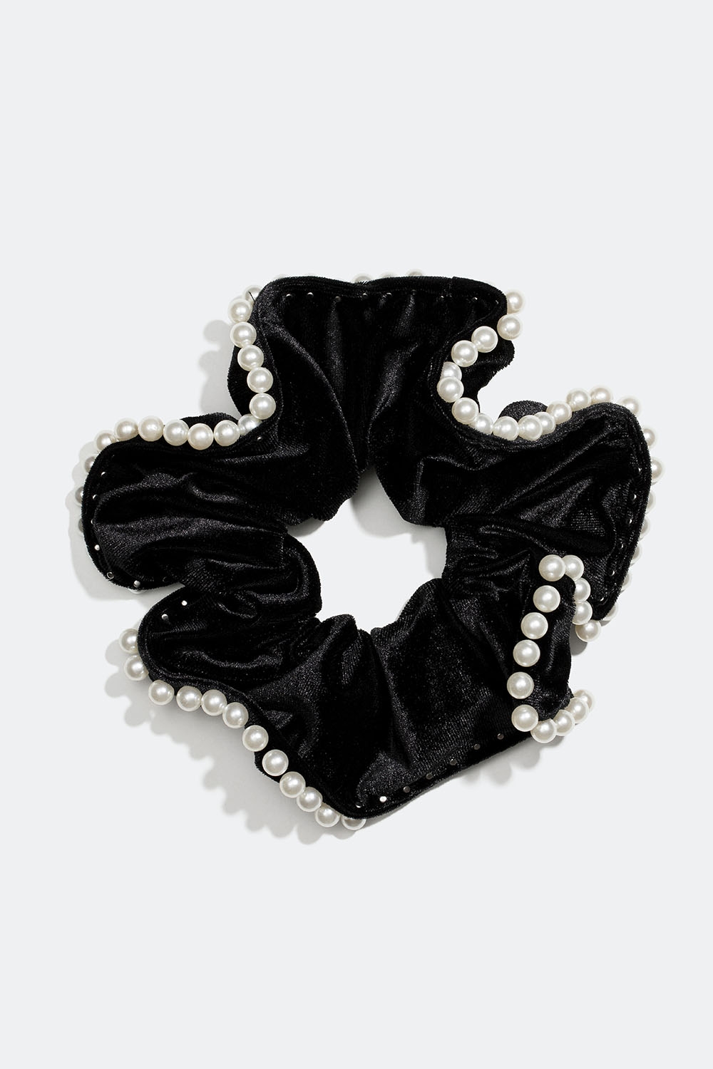 Suuri musta hiusdonitsi samettijäljitelmää valkoisilla helmillä ryhmässä Hiustuotteet / Scrunchie-hiusdonitsit @ Glitter (332000889000)