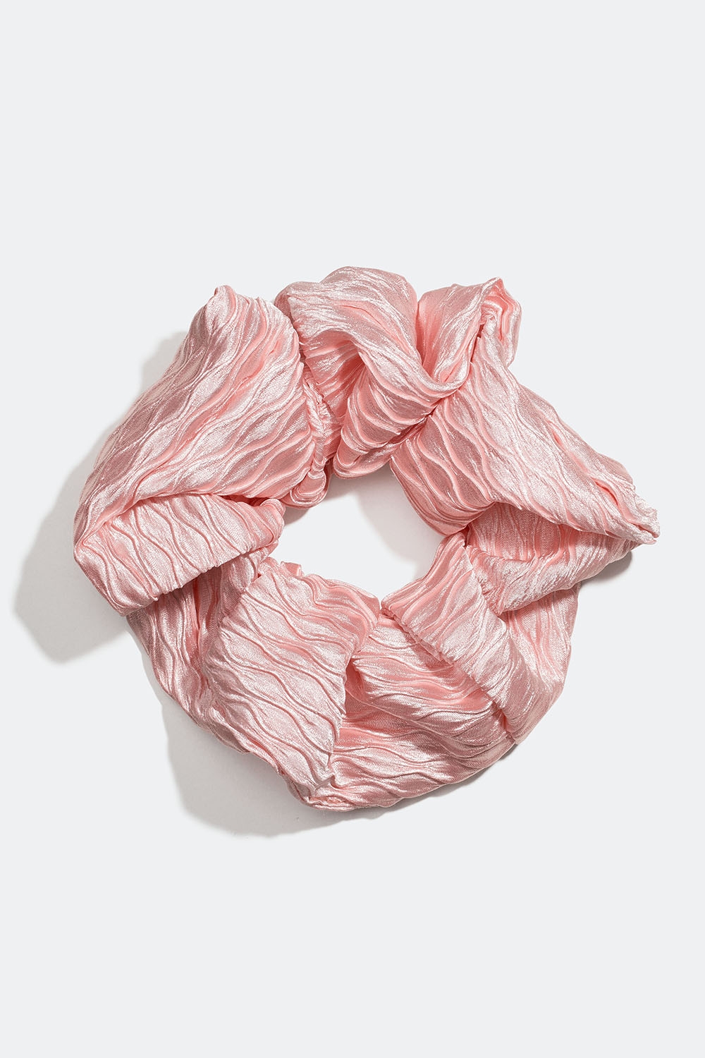 Suuri vaaleanpunainen hiusdonitsi pliseeratusta kankaasta ryhmässä Hiustuotteet / Scrunchie-hiusdonitsit @ Glitter (332000895100)