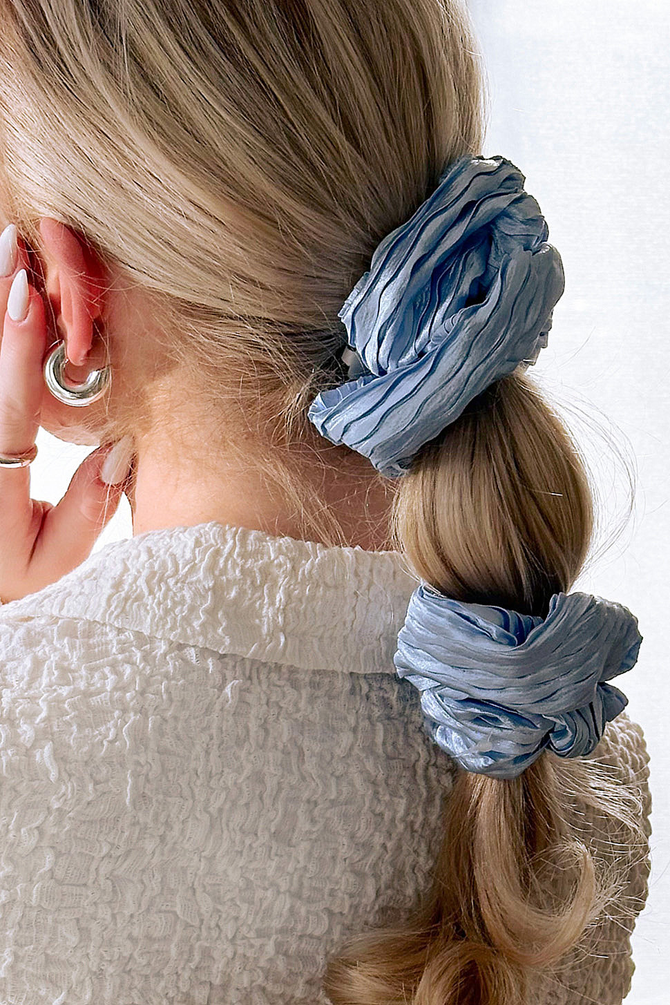 Suuri sininen hiusdonitsi pliseeratusta kankaasta ryhmässä Hiustuotteet / Scrunchie-hiusdonitsit @ Glitter (332000897100)