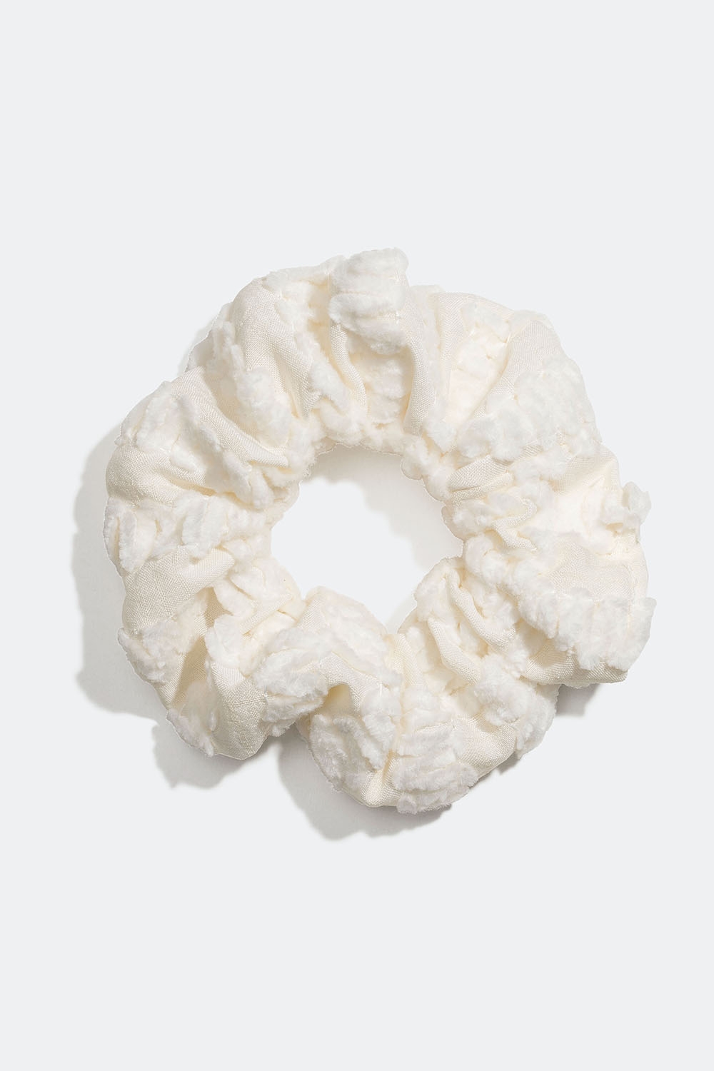 Valkoinen hiusdonitsi, jossa koristeelliset ompeleet ryhmässä Hiustuotteet / Scrunchie-hiusdonitsit @ Glitter (332000903000)