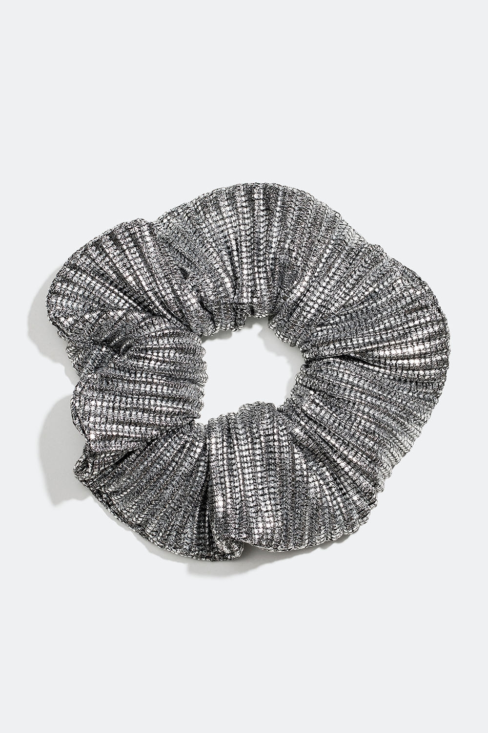 Pliseerattu metallinhohtoinen hiusdonitsi ryhmässä Hiustuotteet / Scrunchie-hiusdonitsit @ Glitter (332000911000)