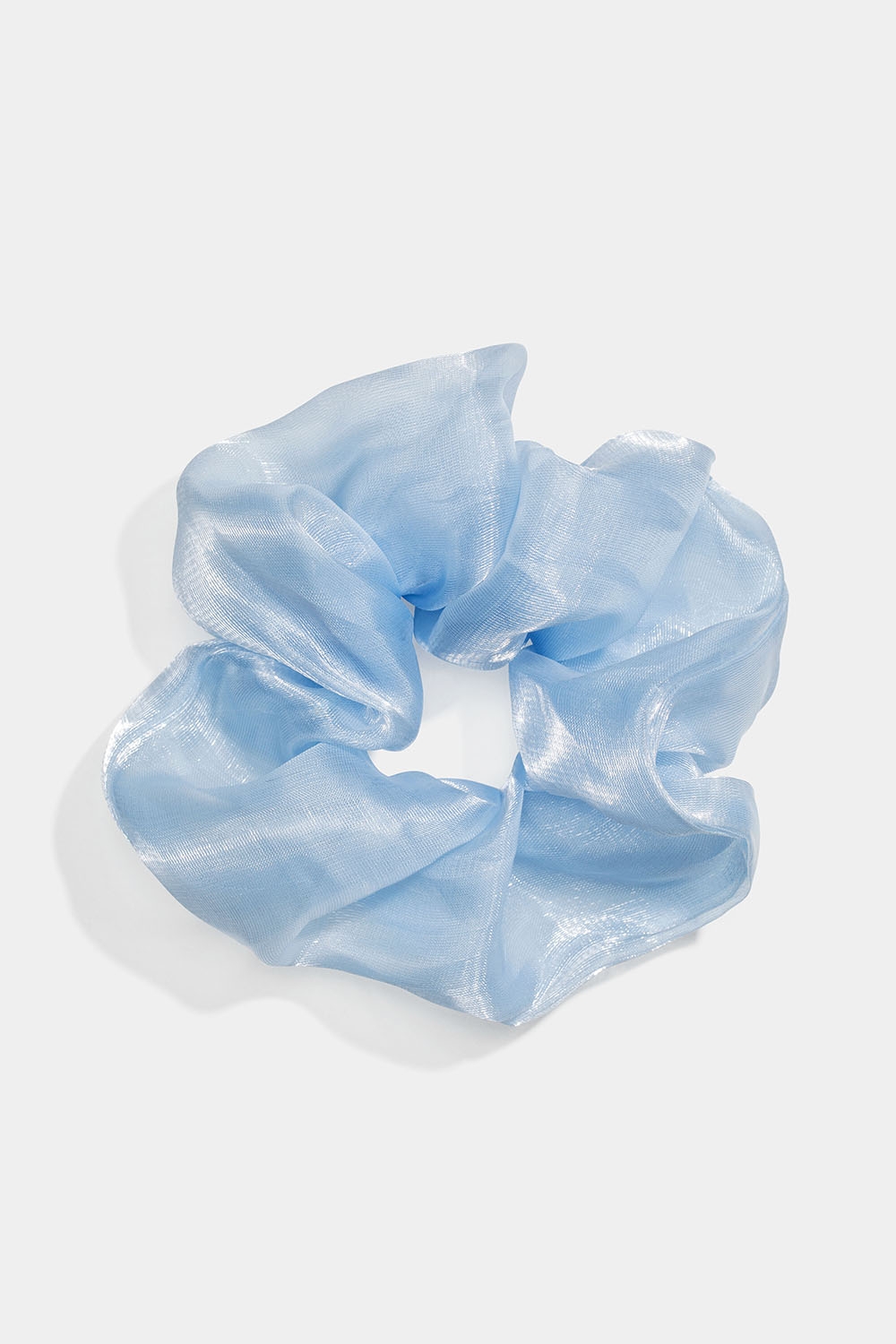 Hiusdonitsi, jossa on hohtavaa vaaleansinistä kangasta ryhmässä Hiustuotteet / Scrunchie-hiusdonitsit @ Glitter (332000987100)