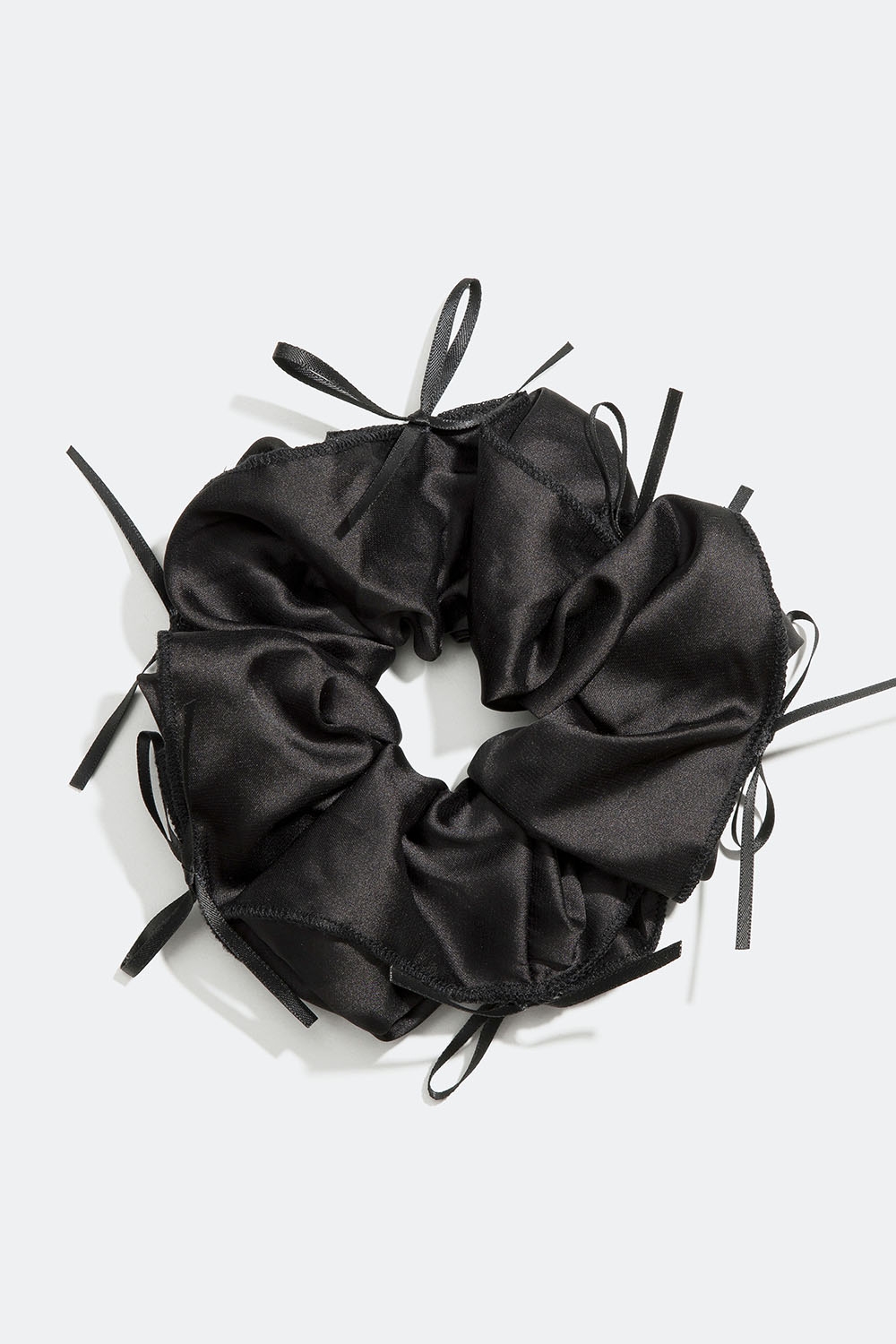 Musta kiiltävä hiusdonitsi ruseteilla ryhmässä Hiustuotteet / Scrunchie-hiusdonitsit @ Glitter (332000999000)