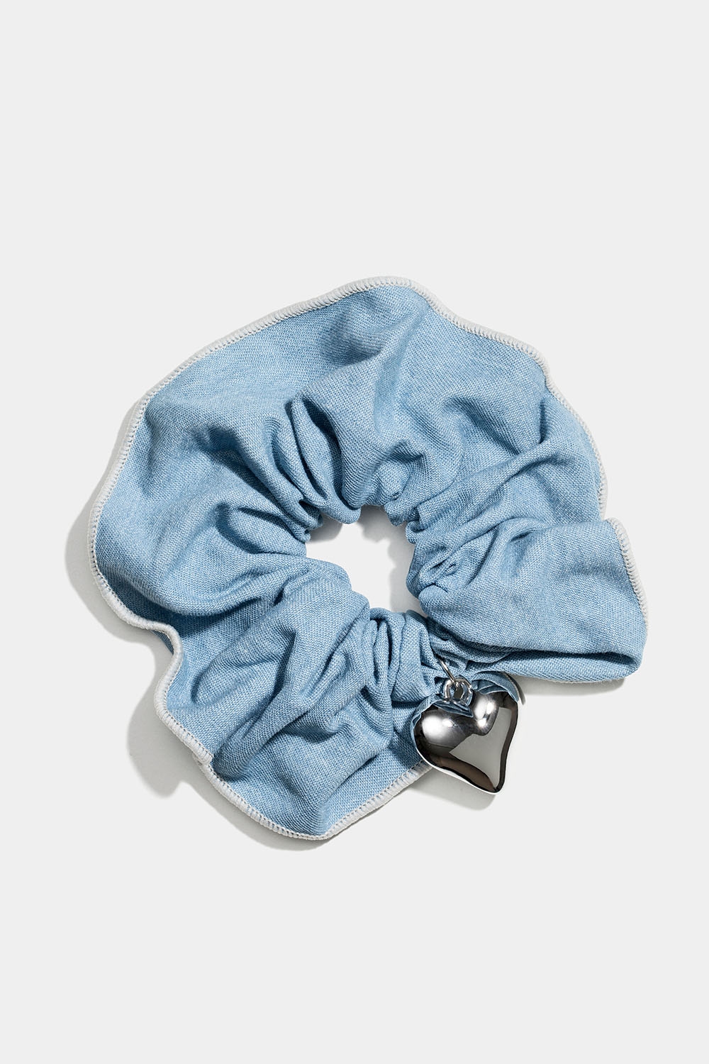 Farkkukankainen hiusdonitsi, jossa on sydänkuvio ryhmässä Hiustuotteet / Scrunchie-hiusdonitsit @ Glitter (332001127000)