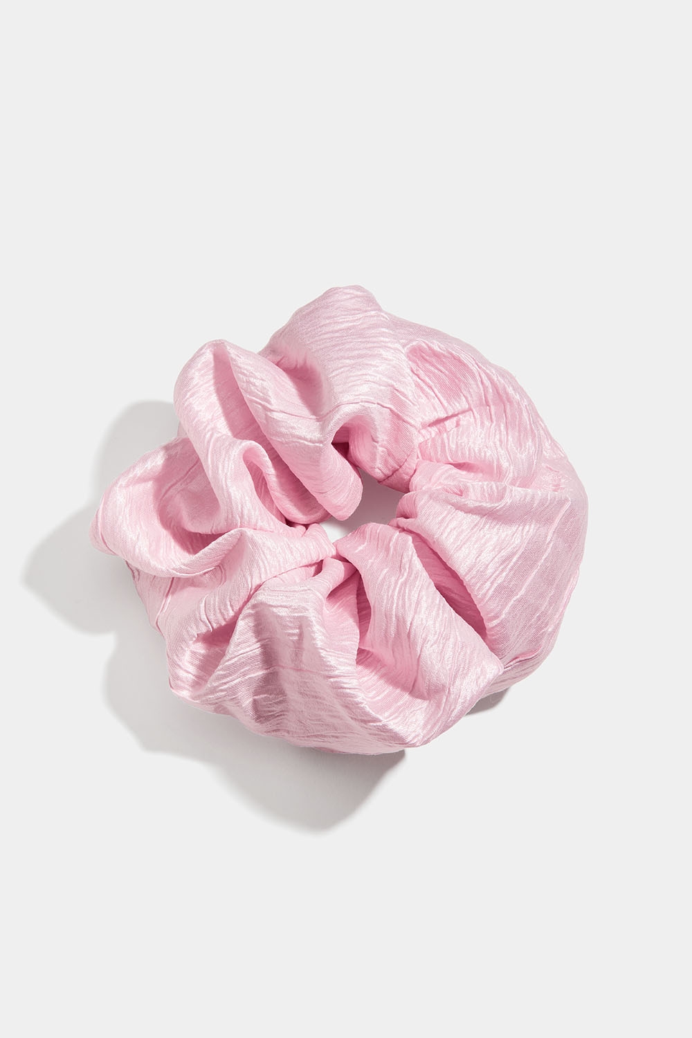 Megahiusdonitsi kiiltävää kangasta ryhmässä Hiustuotteet / Scrunchie-hiusdonitsit / Megahiusdonitsit @ Glitter (332001185000)