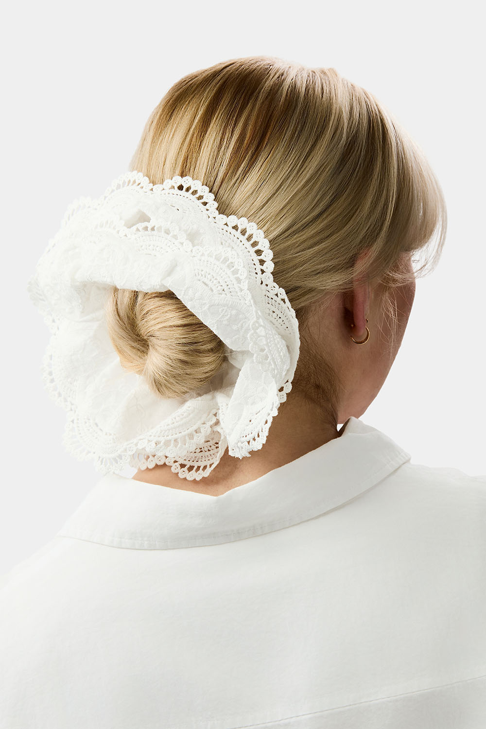 Hiuslenkki kirjaillulla kankaalla ryhmässä Hiustuotteet / Scrunchie-hiusdonitsit / Megahiusdonitsit @ Glitter (332001313000)