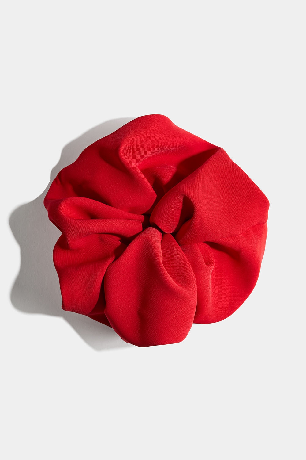 Punainen megahiusdonitsi ryhmässä Hiustuotteet / Scrunchie-hiusdonitsit / Megahiusdonitsit @ Glitter (332001356000)