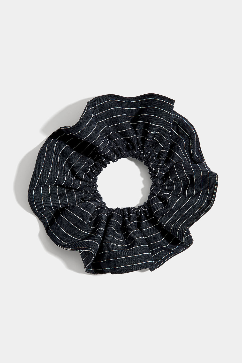 Suuri liituraitainen hiusdonitsi ryhmässä Hiustuotteet / Scrunchie-hiusdonitsit @ Glitter (332001387200)