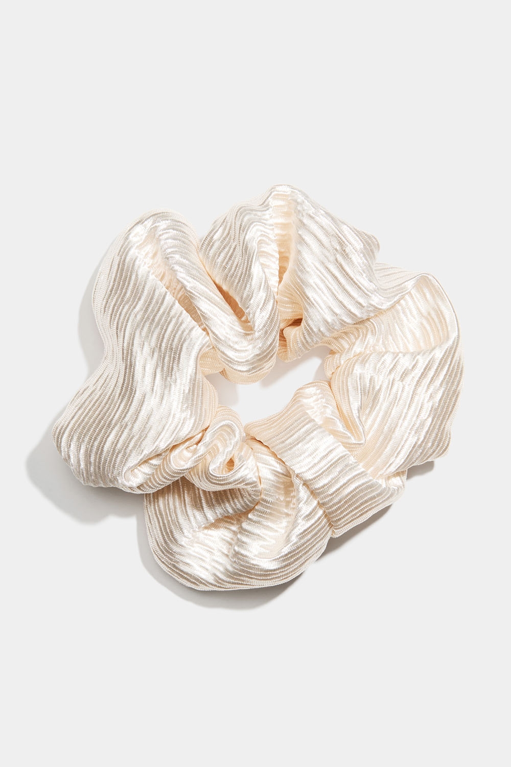 Beige pliseerattu hiusdonitsi ryhmässä Hiustuotteet / Scrunchie-hiusdonitsit @ Glitter (332001393100)