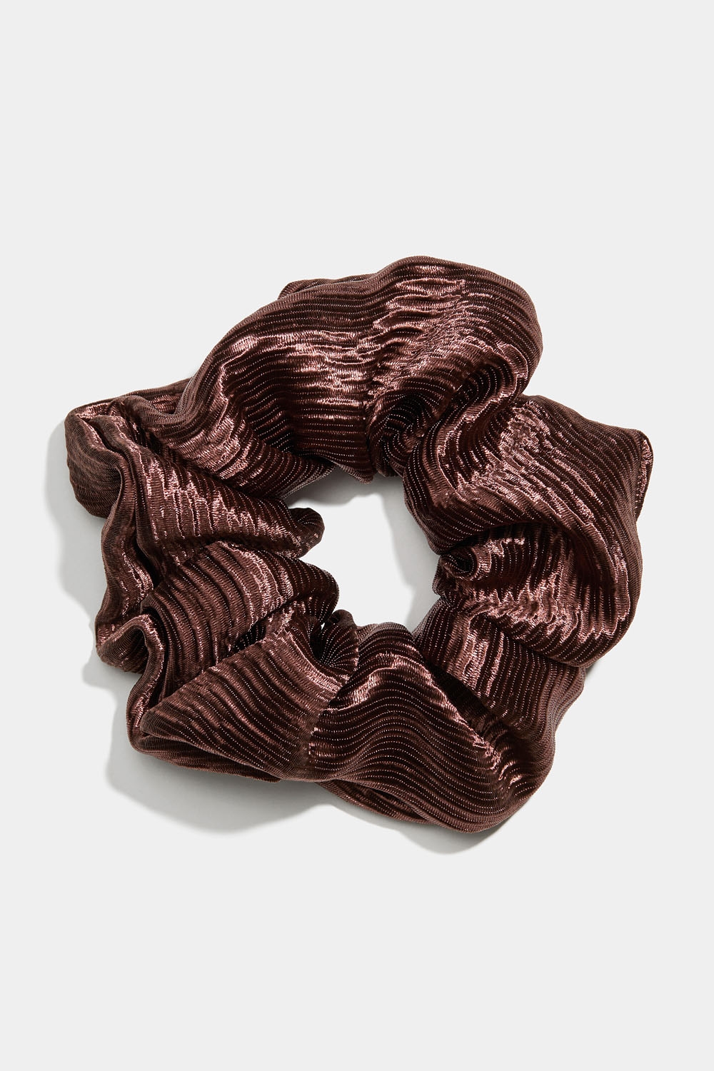 Ruskea pliseerattu hiusdonitsi ryhmässä Hiustuotteet / Scrunchie-hiusdonitsit @ Glitter (332001398200)