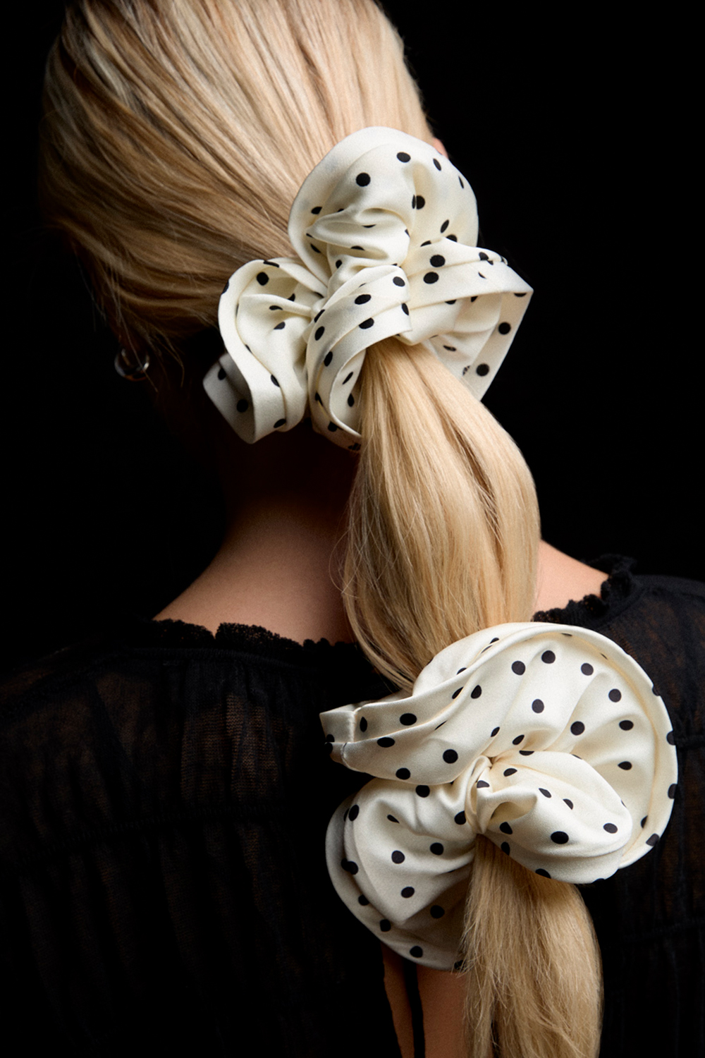 Pilkullinen hiusdonitsi valkoista keinosilkkiä ryhmässä Hiustuotteet / Scrunchie-hiusdonitsit @ Glitter (332001593400)