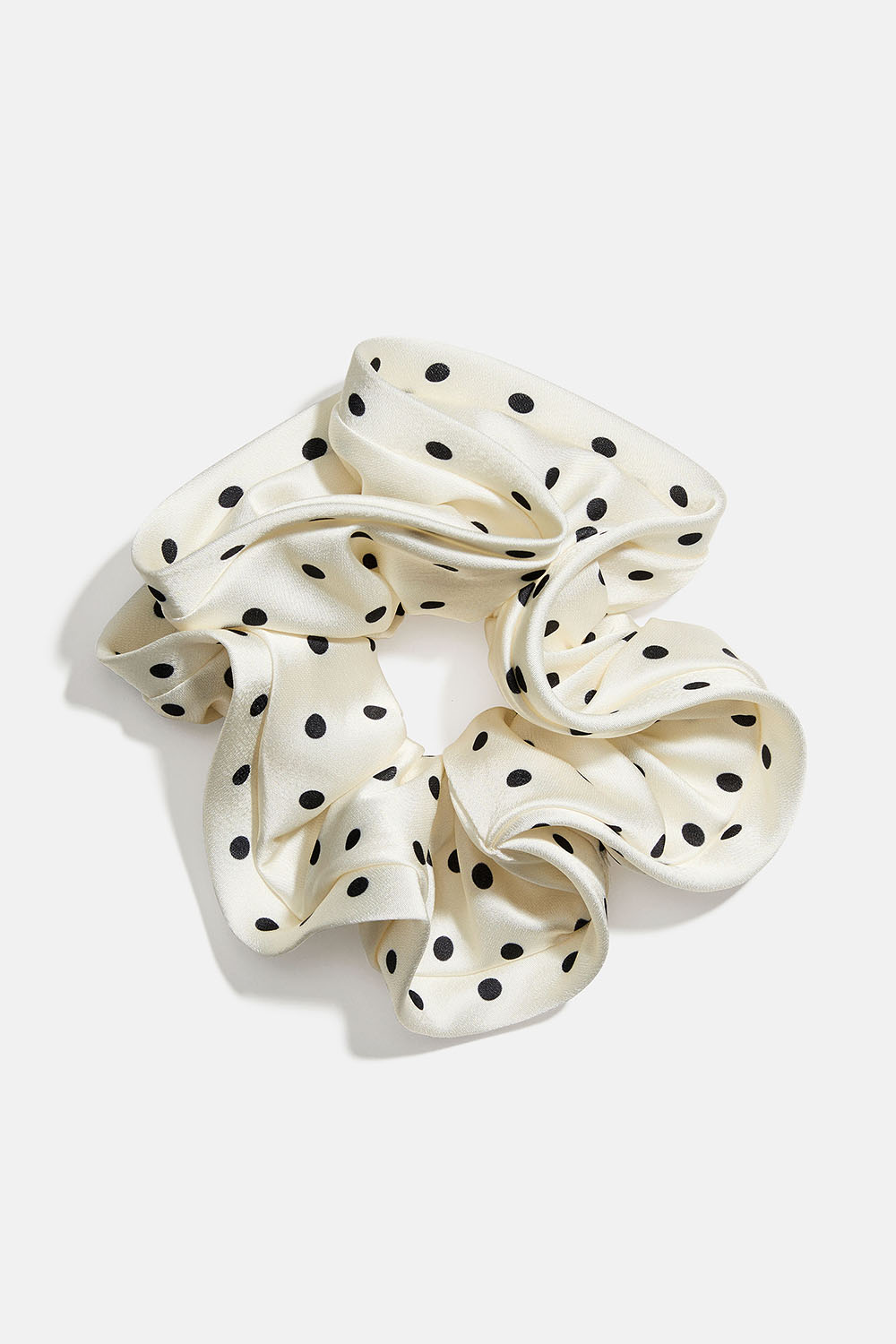 Pilkullinen hiusdonitsi valkoista keinosilkkiä ryhmässä Hiustuotteet / Scrunchie-hiusdonitsit @ Glitter (332001593400)