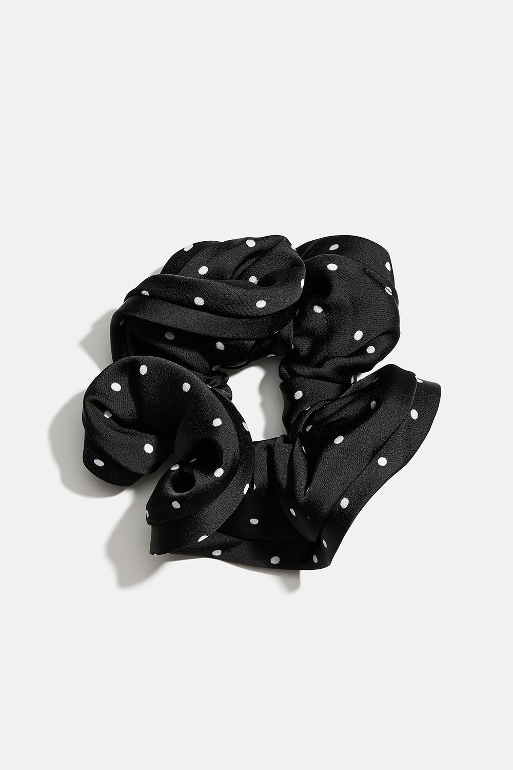 Pilkullinen hiusdonitsi valkopilkullista mustaa keinosilkkiä ryhmässä Hiustuotteet / Scrunchie-hiusdonitsit @ Glitter (332001599400)