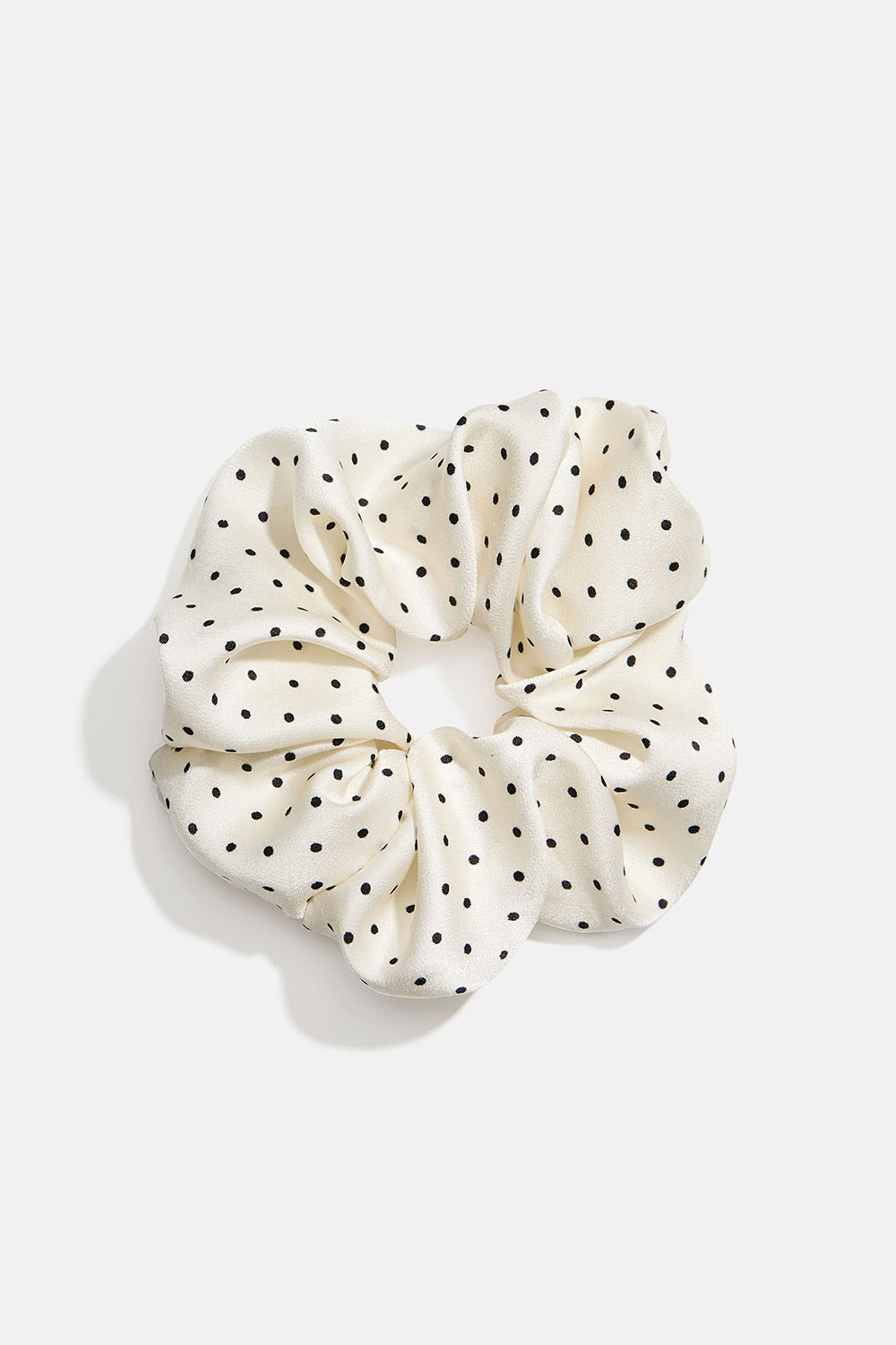 Pilkullinen hiusdonitsi mustapilkullista valkoista keinosilkkiä ryhmässä Hiustuotteet / Scrunchie-hiusdonitsit @ Glitter (332001623400)