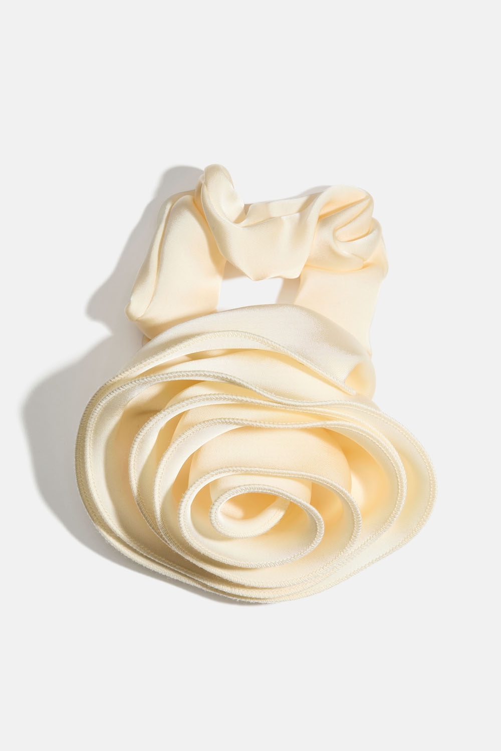 Valkoinen hiusdonitsi, jossa suuri ruusu ryhmässä Hiustuotteet / Scrunchie-hiusdonitsit / Megahiusdonitsit @ Glitter (332002003100)