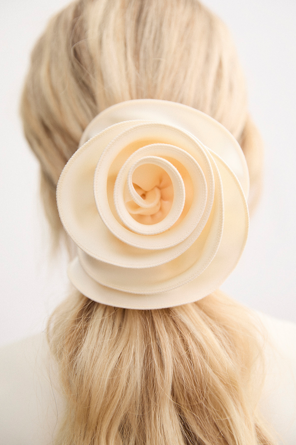 Valkoinen hiusdonitsi, jossa suuri ruusu ryhmässä Hiustuotteet / Scrunchie-hiusdonitsit / Megahiusdonitsit @ Glitter (332002003100)