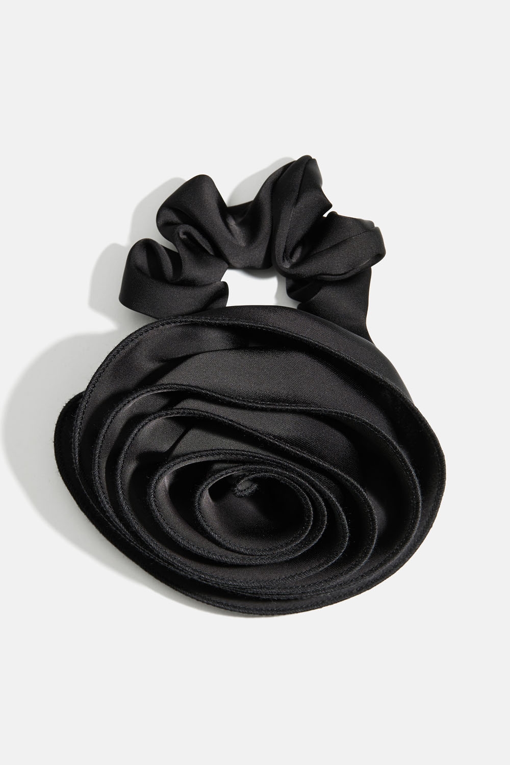 Musta hiusdonitsi, jossa suuri ruusu ryhmässä Hiustuotteet / Scrunchie-hiusdonitsit / Megahiusdonitsit @ Glitter (332002009000)