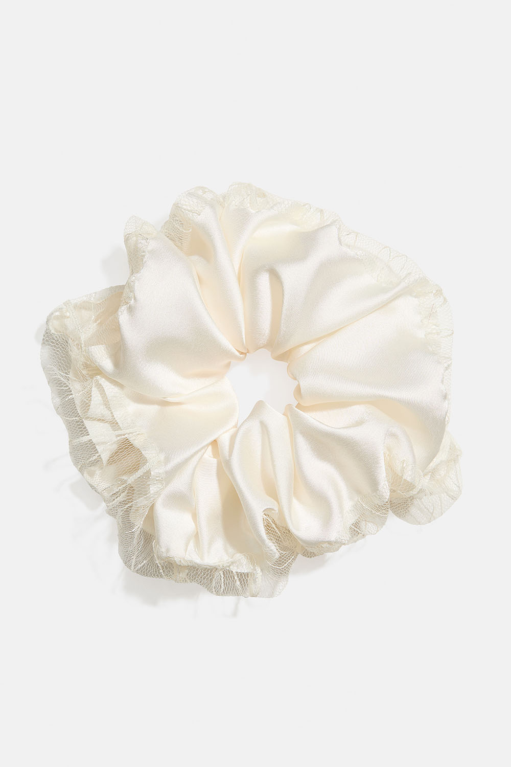 Valkoinen keinosilkistä valmistettu hiusdonitsi pitsikoristeella ryhmässä Hiustuotteet / Scrunchie-hiusdonitsit @ Glitter (332002023100)