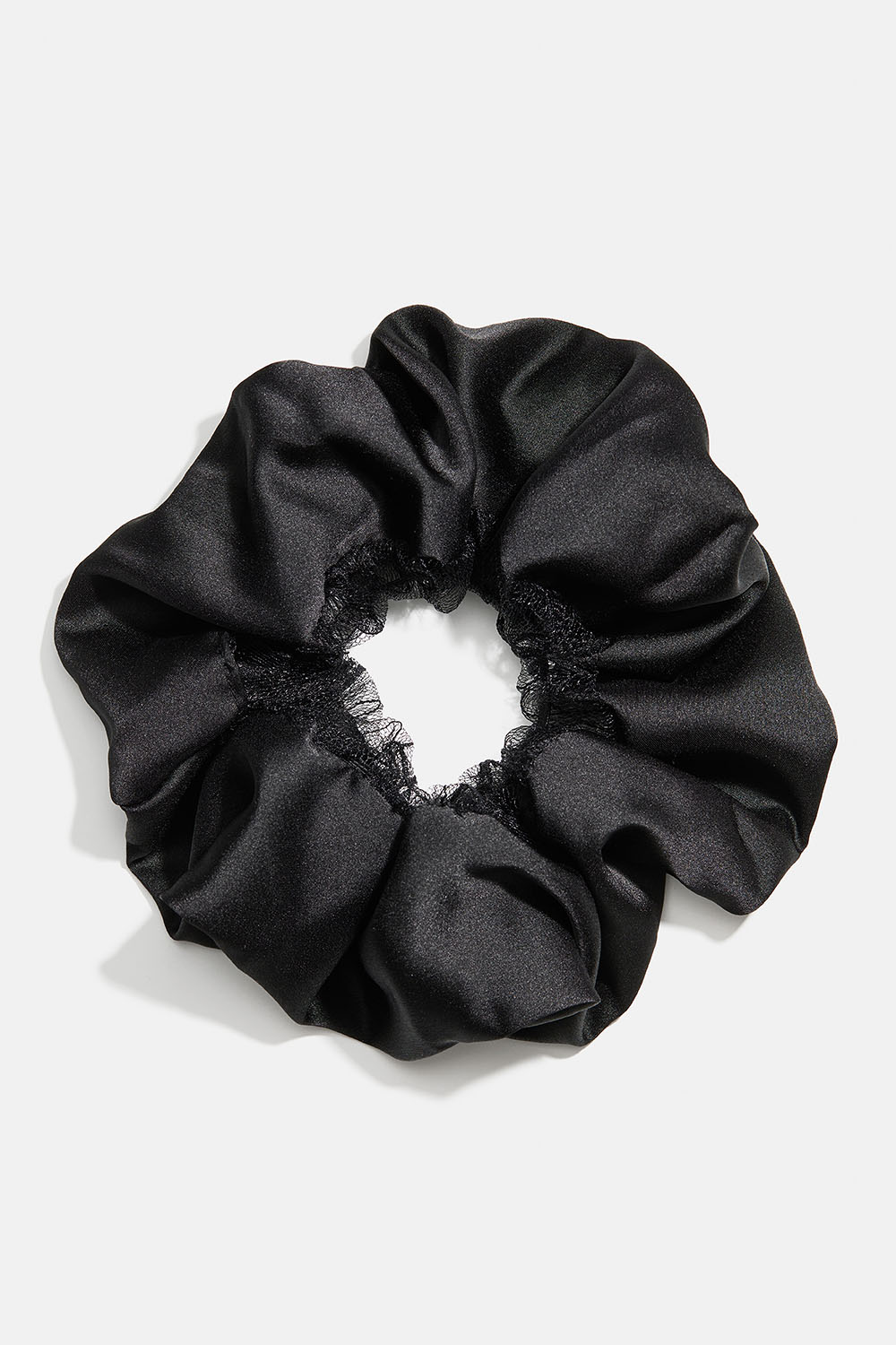 Musta keinosilkistä valmistettu hiusdonitsi pitsikoristeella ryhmässä Hiustuotteet / Scrunchie-hiusdonitsit @ Glitter (332002029000)