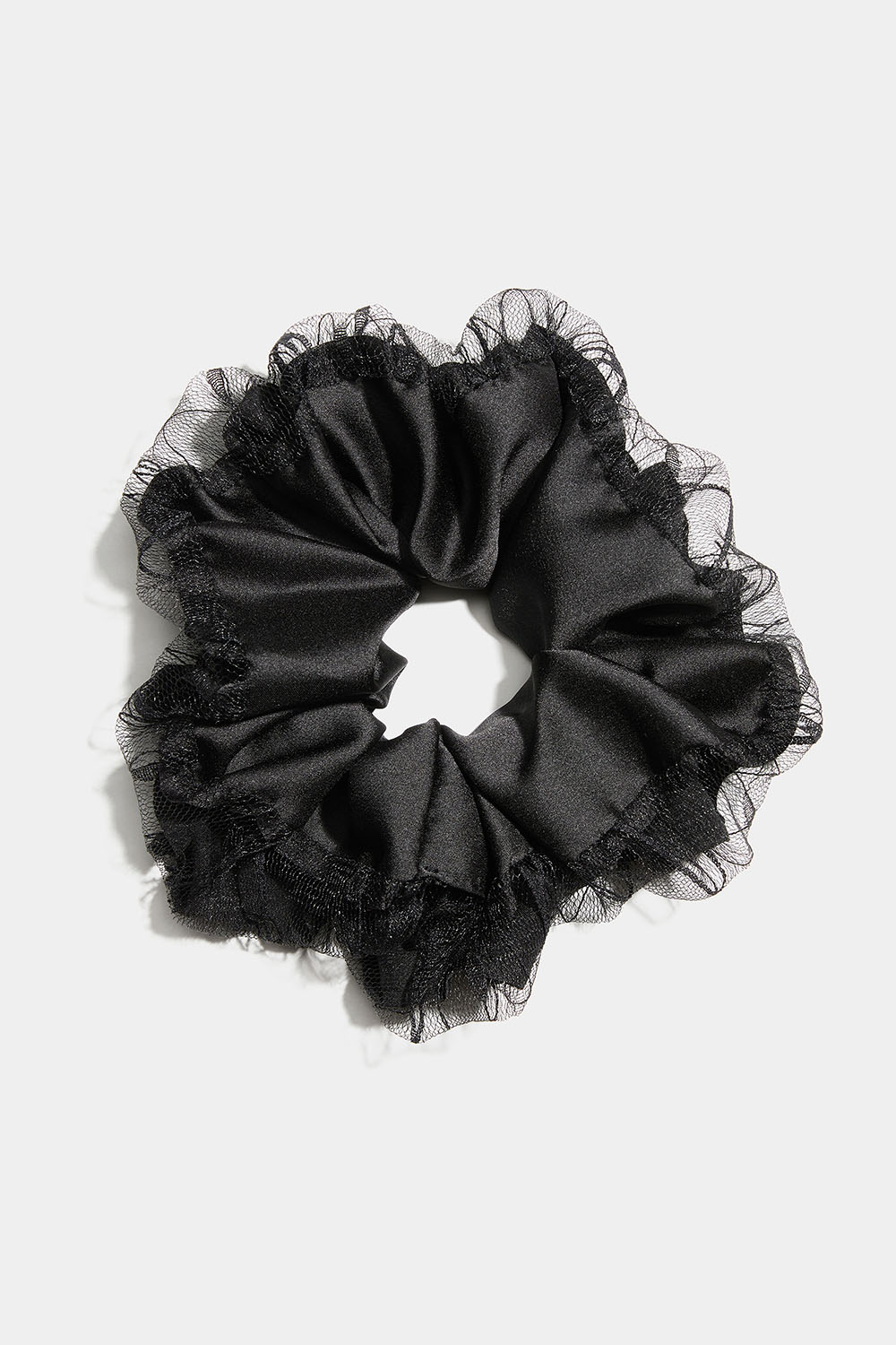 Musta keinosilkistä valmistettu hiusdonitsi pitsikoristeella ryhmässä Hiustuotteet / Scrunchie-hiusdonitsit @ Glitter (332002029000)