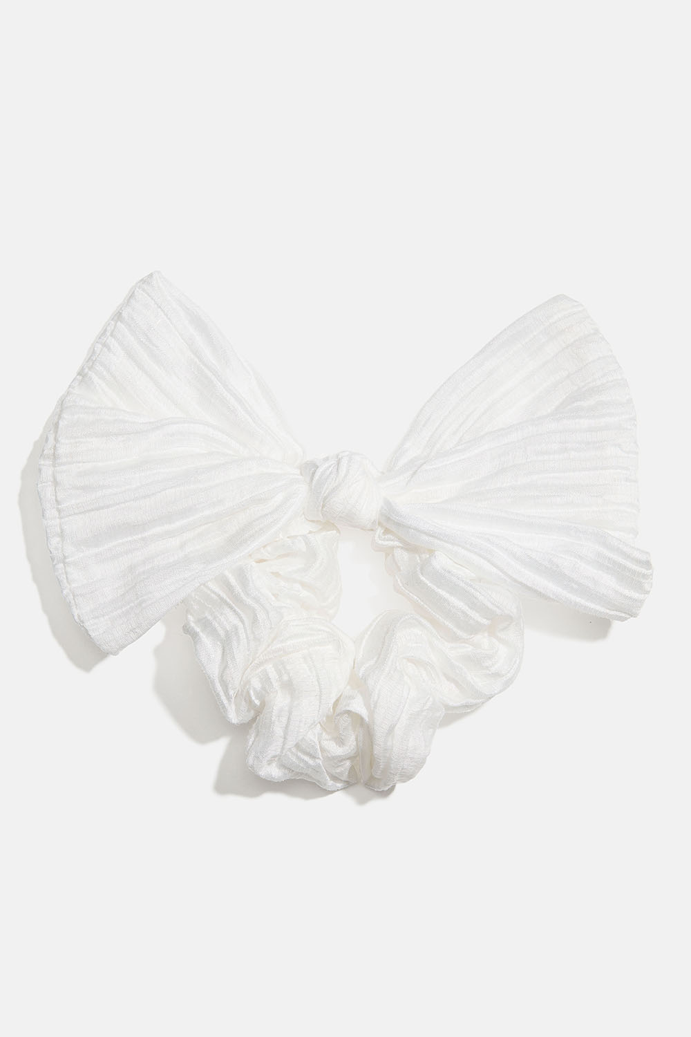 Valkoinen pliseerattu hiusdonitsi, jossa rusetti ryhmässä Hiustuotteet / Scrunchie-hiusdonitsit @ Glitter (332002093000)