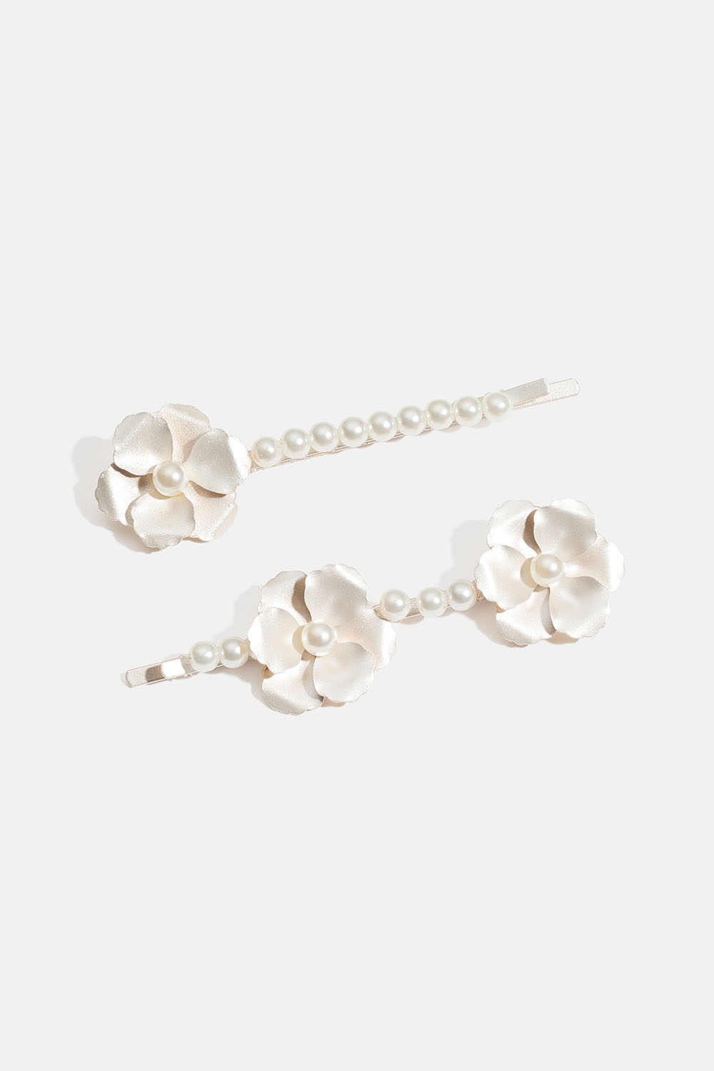 Hiuspinnit, joissa valkoisia ja kukkia, 2 kpl ryhmässä Hiustuotteet / Hiuspinnit ja -klipsit / Hiuspinnit @ Glitter (335002113100)