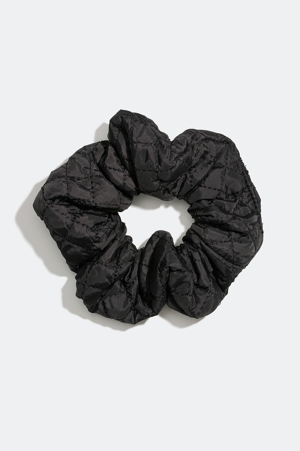 Musta scrunchie, jossa tikattu design ryhmässä Hiustuotteet / Scrunchie-hiusdonitsit @ Glitter (33600028)