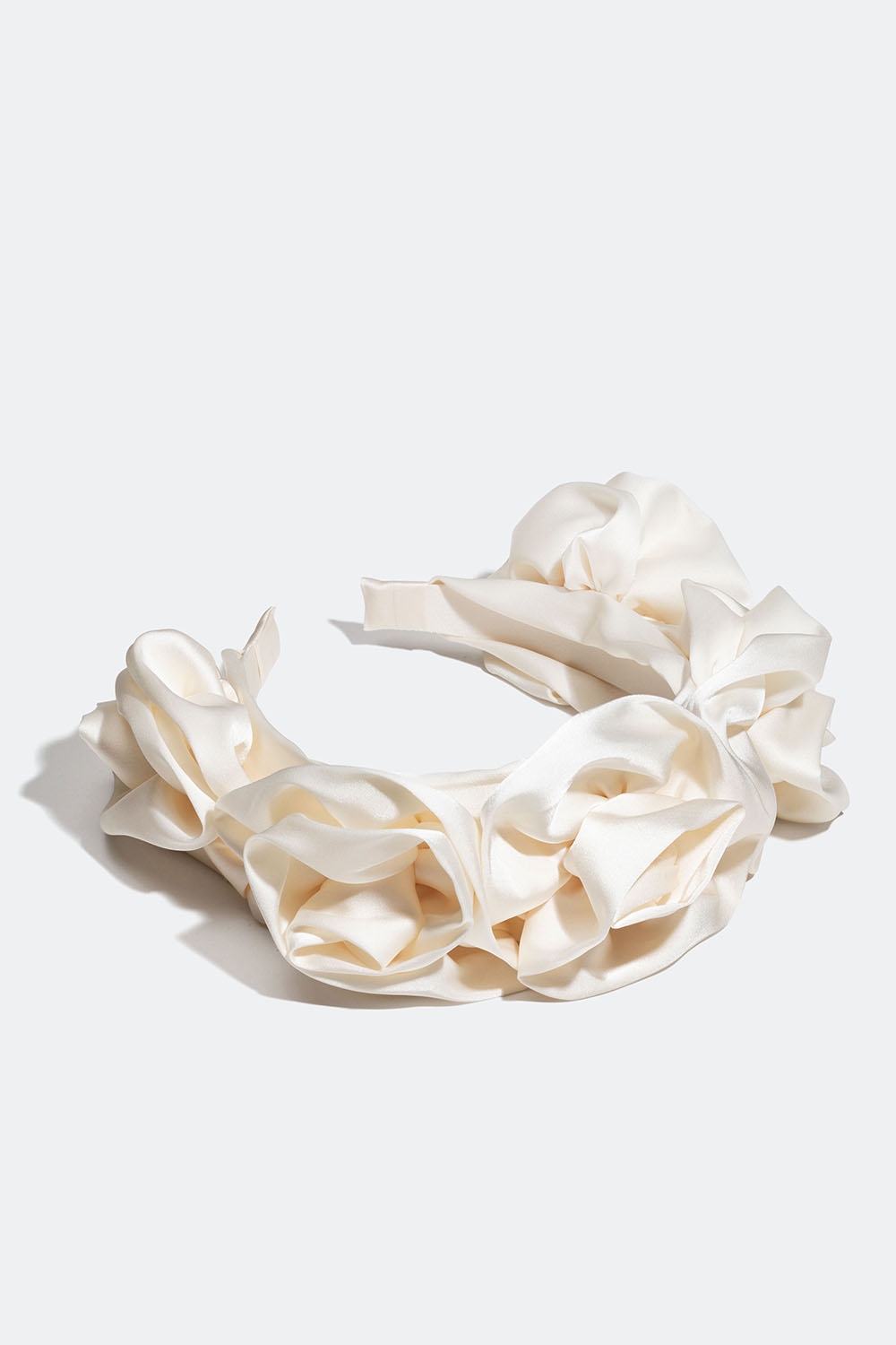 Valkoinen hiuspanta silkkijäljitelmää ja jossa kukkia ryhmässä Hiustuotteet / Hiuspannat / Leveät @ Glitter (336000663100)