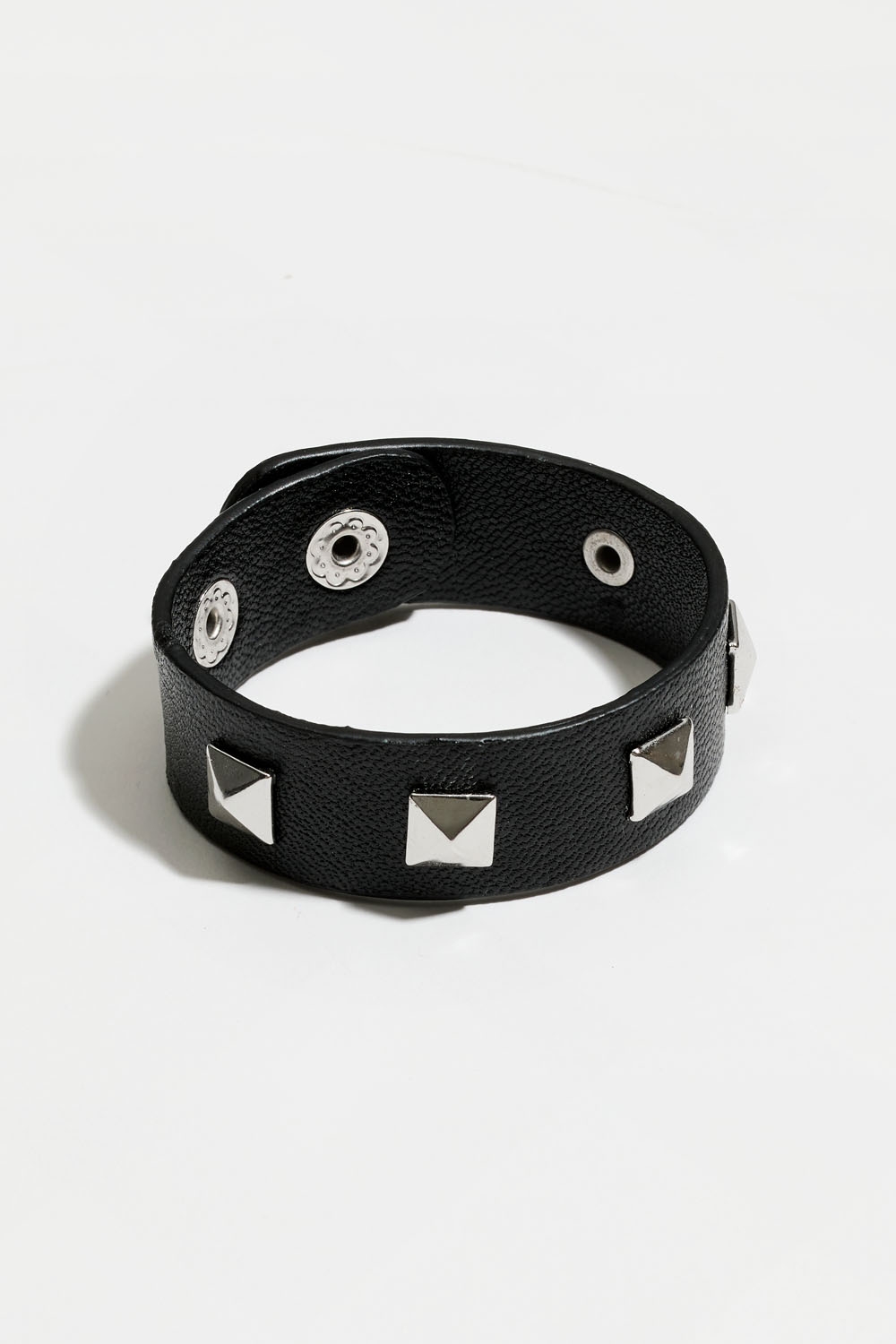 Rannekoru nahkajäljitelmää ja niittejä