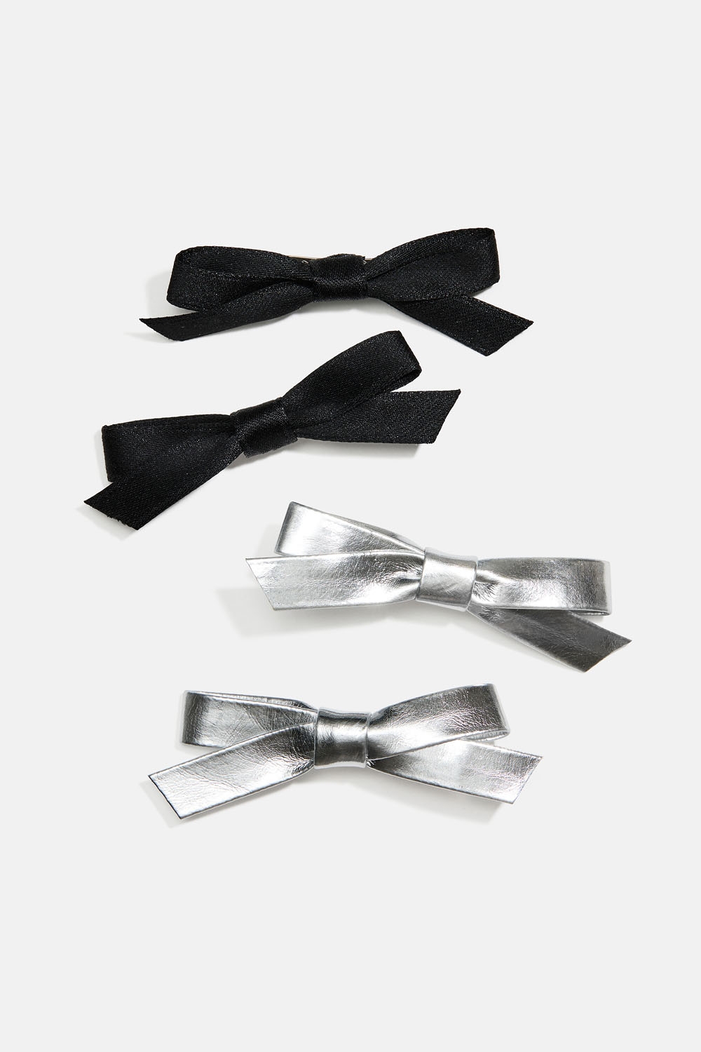 Hiuspinnit pienillä mustilla ja hopeisilla ruseteilla, 4 kpl ryhmässä Lapsille / Lasten hiustuotteet / Lasten hiussoljet @ Glitter (403000429400)