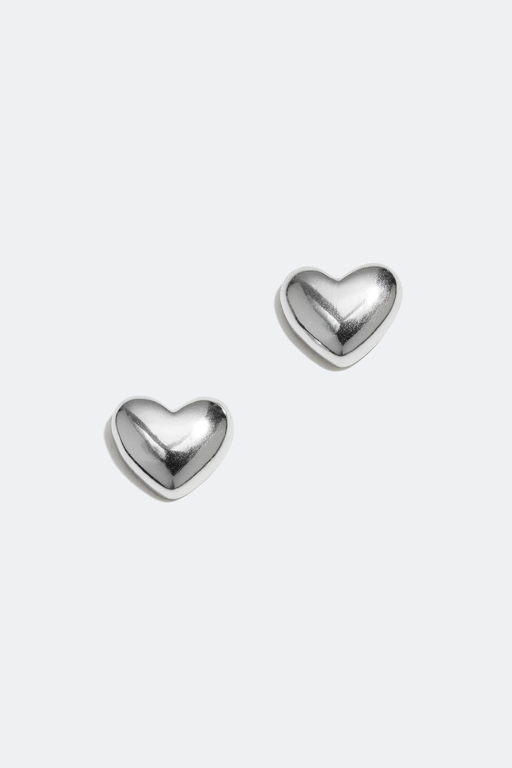 Pienet hopeiset nappikorvakorut, joissa koristeena sydän ryhmässä Lapsille / Lasten korut / Lasten korvakorut @ Glitter (405000091001)