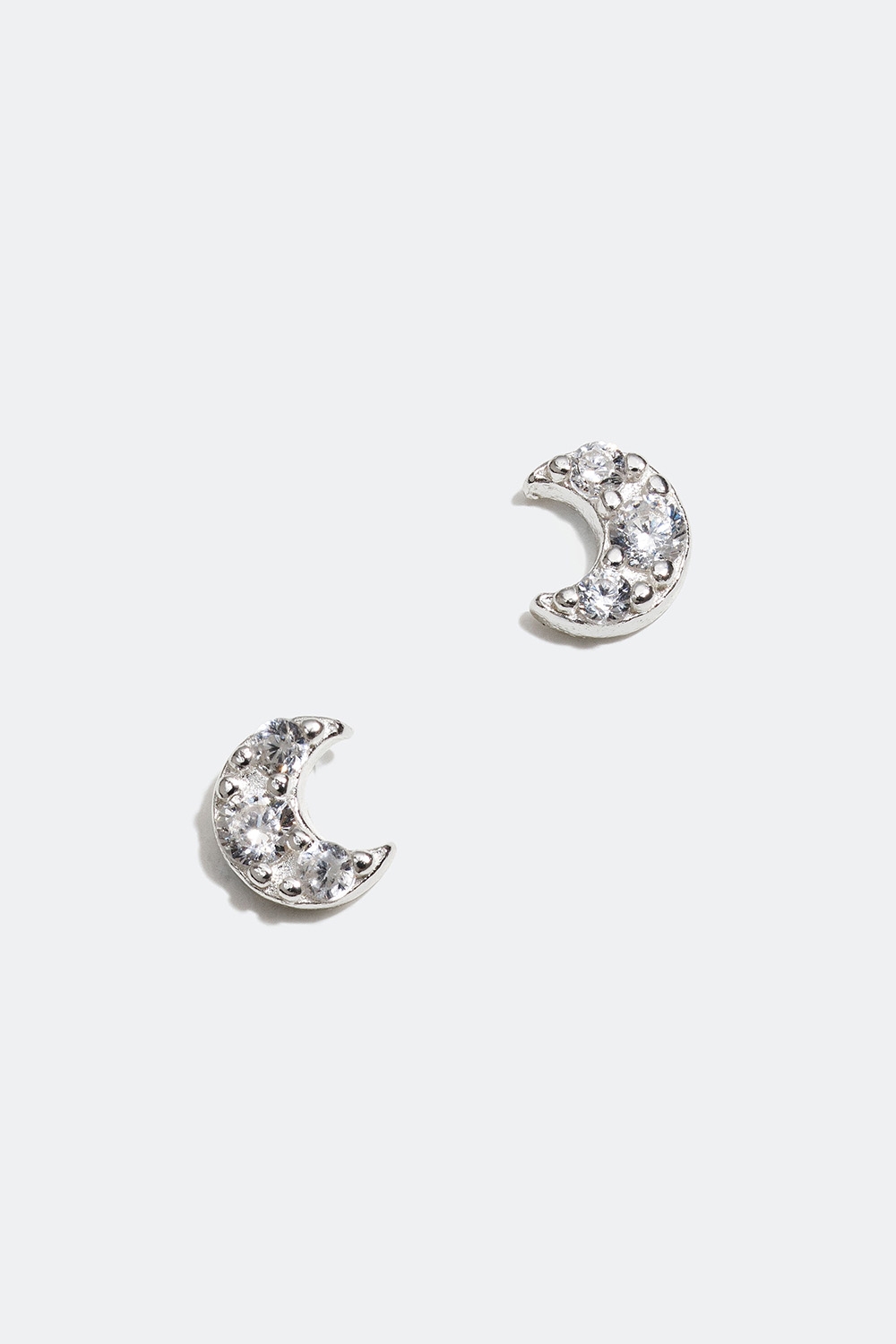 Pienet hopeiset nappikorvakorut, joissa on koristeena kuu ja Cubic Zirkonia -kiviä. ryhmässä Lapsille / Lasten korut / Lasten korvakorut @ Glitter (405000111001)