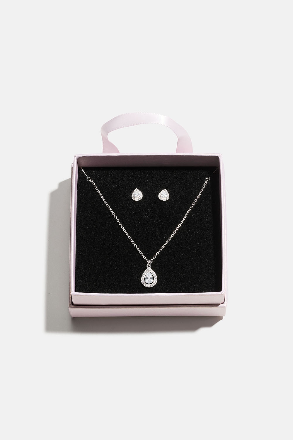 Aidosta hopeasta valmistettu korusetti, jossa on pisaroita ja Cubic Zirconioita lahjapakkauksessa. ryhmässä Aitoa Hopeaa / Hopeiset kaulakorut / Kaulakorut riipuksella @ Glitter (509000371001)
